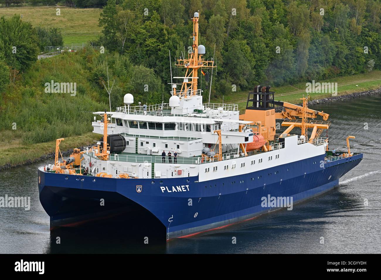 Der Forschungsschiff-PLANET DER Deutschen Marine, der den Kieler Kanal passiert, fährt zur Bredo-Werft in Bremerhaven Stockfoto