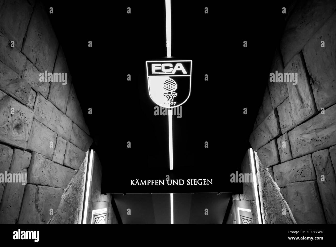 Augsburg, Deutschland. 30. August 2025. Fußball 1. Bundesliga 2. Spieltag FC Augsburg - FC Bayern München am 30.08.2025 in der WWK Arena in Augsburg die WWK Arena hat einen neuen Spielertunnel DFL-Vorschriften verbieten jede Verwendung von Fotografien als Bildsequenzen und/oder Quasi-Video. Foto: Revierfoto Credit: ddp Media GmbH/Alamy Live News Stockfoto