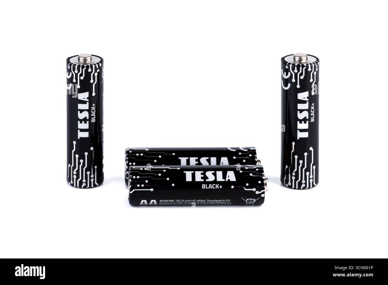 Moskau, Russland - 17. Mai 2025: Vier TESLA-Alkali-Batterien isoliert auf weißem Hintergrund. Kopierbereich. Stockfoto