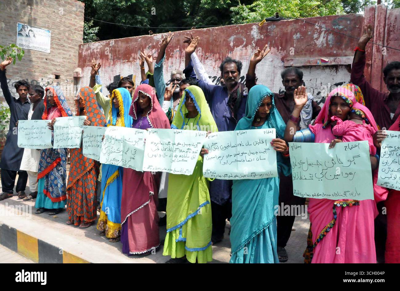Die Bewohner von Tando Bago halten am Samstag, den 30. August 2025, im Pressesaal von Hyderabad eine Protestdemonstration gegen die hohe Händigkeit der einflussreichen Menschen ab. Stockfoto