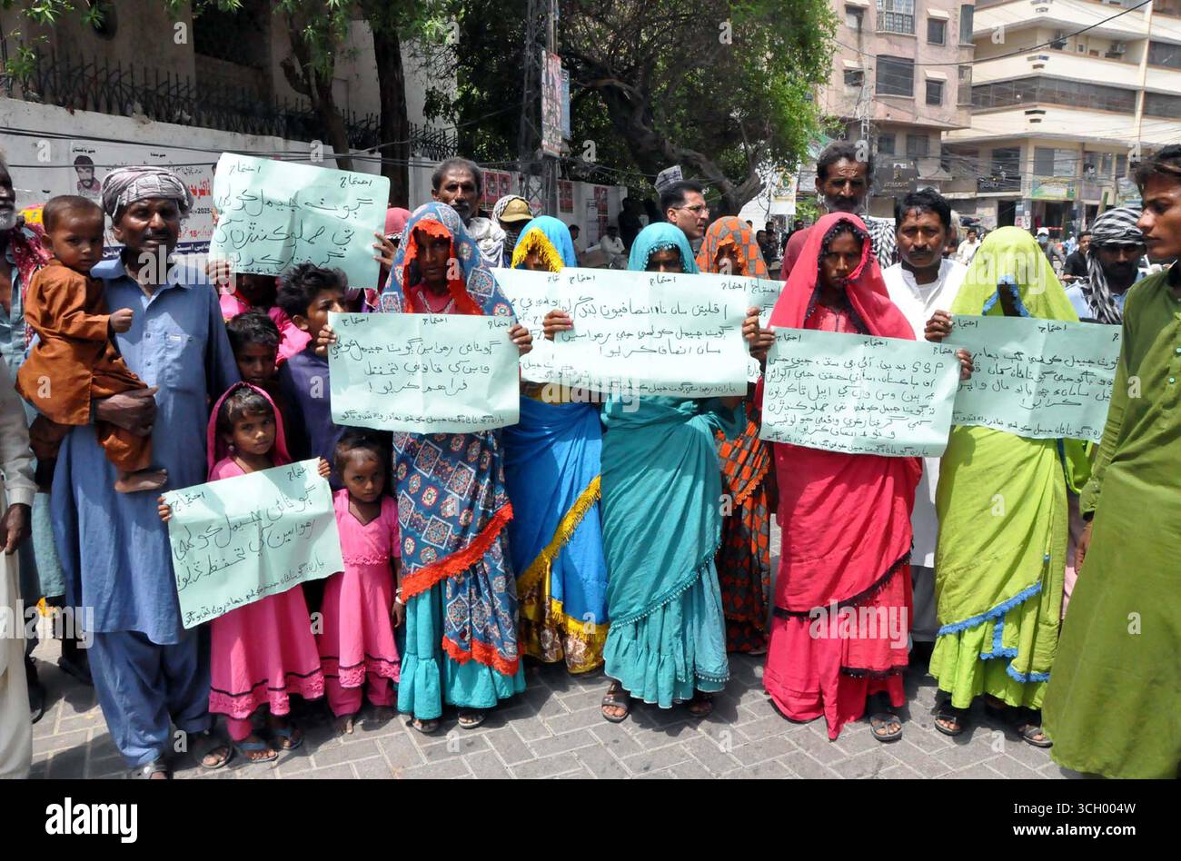 Die Bewohner von Tando Bago halten am Samstag, den 30. August 2025, im Pressesaal von Hyderabad eine Protestdemonstration gegen die hohe Händigkeit der einflussreichen Menschen ab. Stockfoto