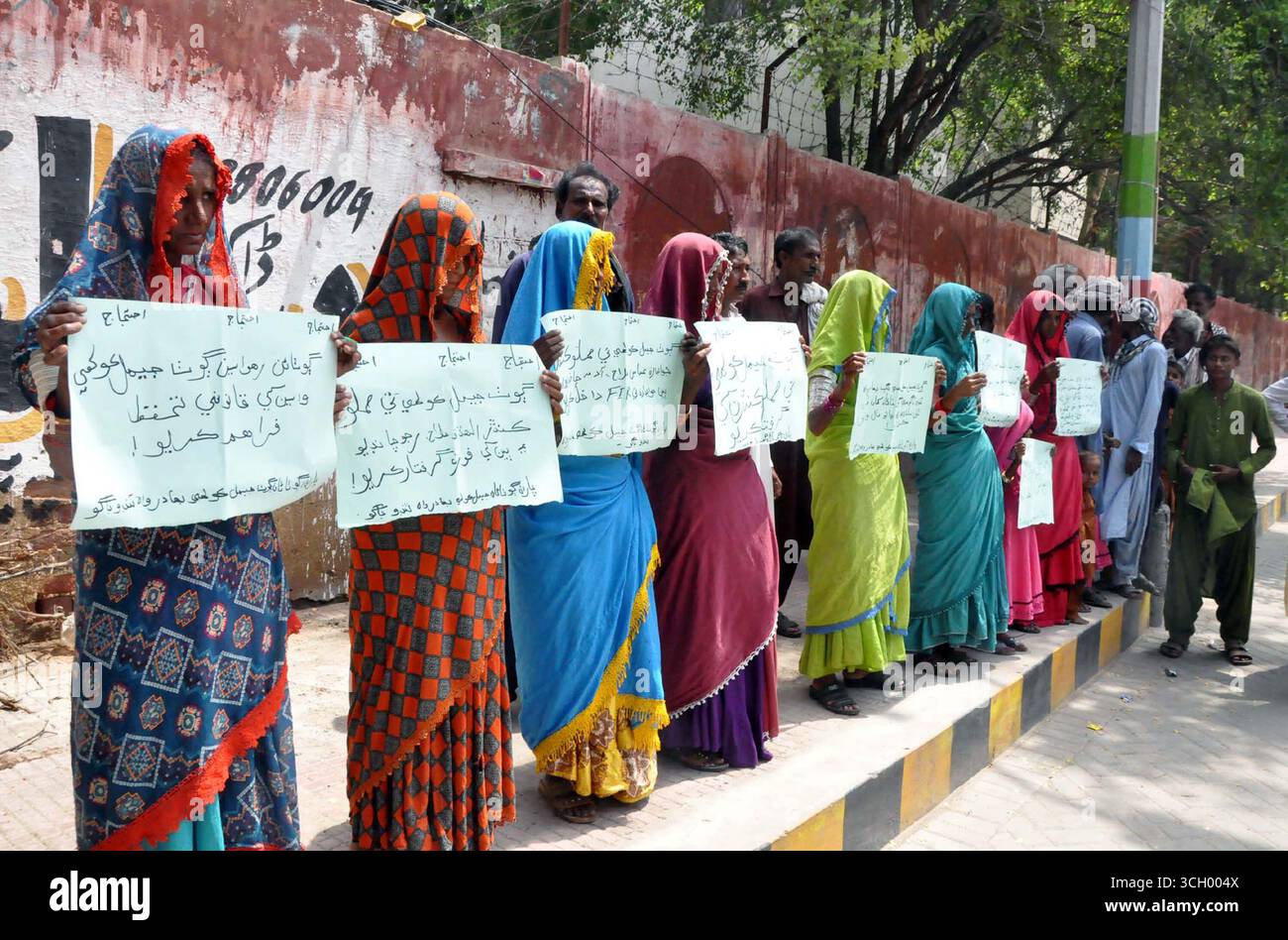 Die Bewohner von Tando Bago halten am Samstag, den 30. August 2025, im Pressesaal von Hyderabad eine Protestdemonstration gegen die hohe Händigkeit der einflussreichen Menschen ab. Stockfoto