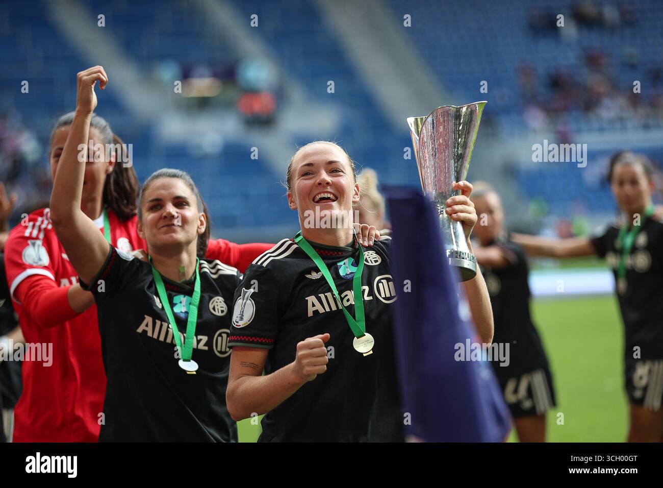Karlsruhe, Deutschland. 30. August 2025. Samira Di Lauro (FC Bayern München, #05) mit dem Supercup bei den Fans, GER, FC Bayern München vs. VfL Wolfsburg, Google Pixel Supercup der Frauen, Finale, 2025/2026, 30.08.2025, DFL-VORSCHRIFTEN VERBIETEN JEDE VERWENDUNG VON FOTOGRAFIEN ALS BILDSEQUENZEN UND/ODER QUASI-VIDEO, Foto: Eibner-Pressefoto/Jan Prihoda Credit: dpa/Alamy Live News Stockfoto