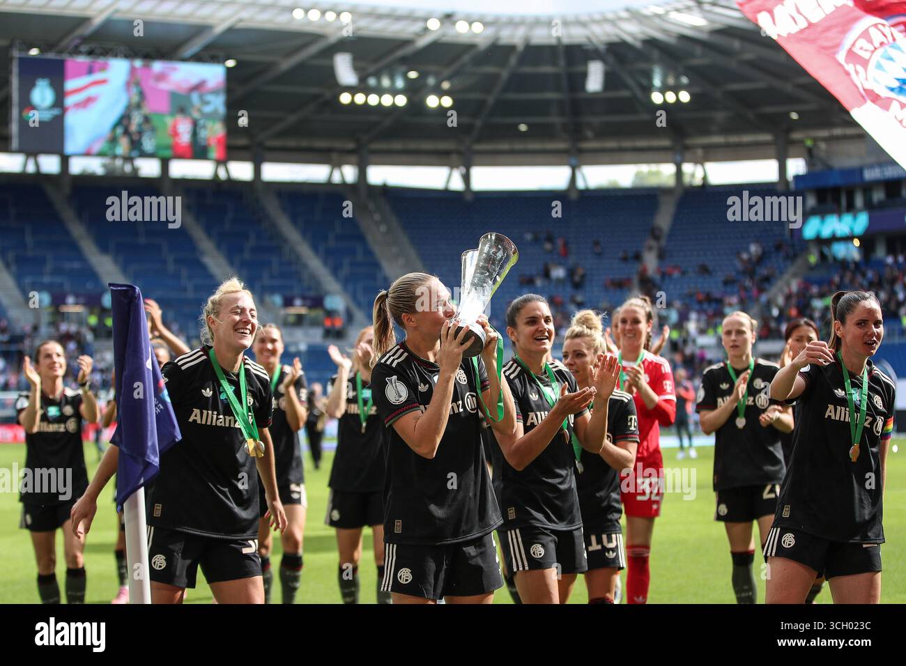 Karlsruhe, Deutschland. 30. August 2025. Samira Di Lauro (FC Bayern München, #05) kuesst den Pokal, GER, FC Bayern München vs. VfL Wolfsburg, Google Pixel Supercup der Frauen, Finale, 2025/2026, 30.08.2025, DFL-VORSCHRIFTEN VERBIETEN JEDE VERWENDUNG VON FOTOGRAFIEN ALS BILDSEQUENZEN UND/ODER QUASI-VIDEO, Foto: Eibner-Pressefoto/Jan Prihoda Credit: dpa/Alamy Live News Stockfoto