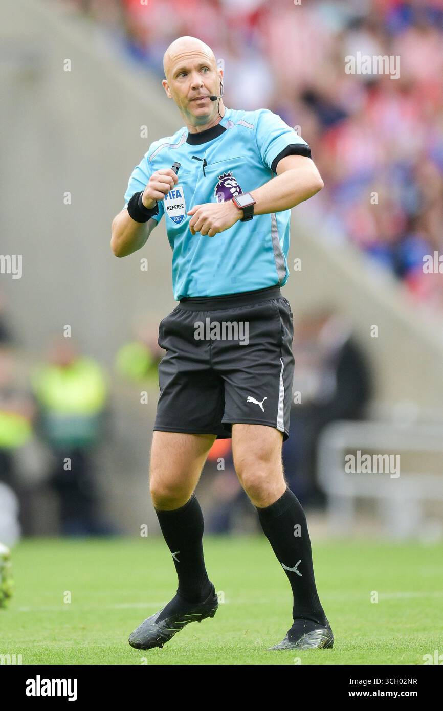 Match-Schiedsrichter Anthony Taylor, während des Premier League-Spiels zwischen Sunderland und Brentford im Stadium of Light, Sunderland am Samstag, den 30. August 2025. (Foto: Scott Llewellyn | MI News) Credit: MI News & Sport /Alamy Live News Stockfoto