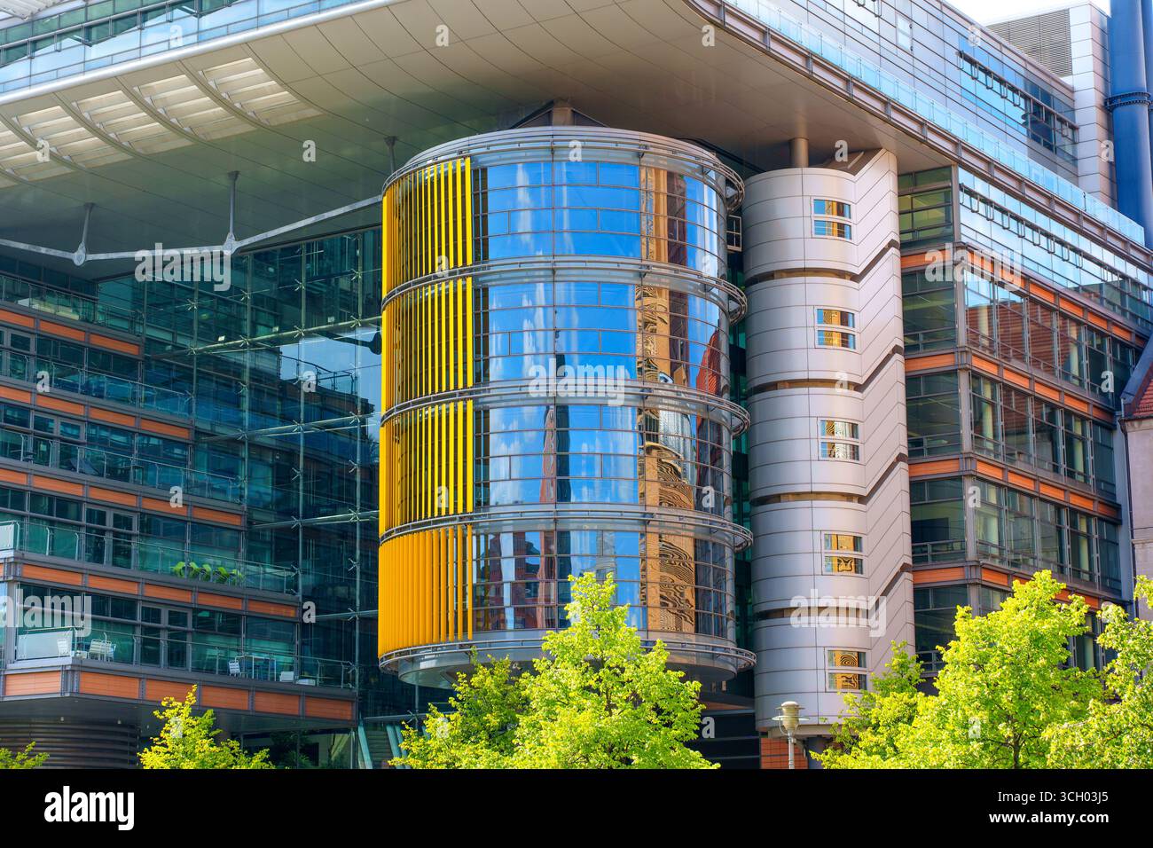 Berlin, Deutschland - 16. August 2025: Zeitgenössische Gebäudefassade des DaimlerChrysler-Komplexes mit Glas-, Metall- und leuchtend gelben Elementen Stockfoto