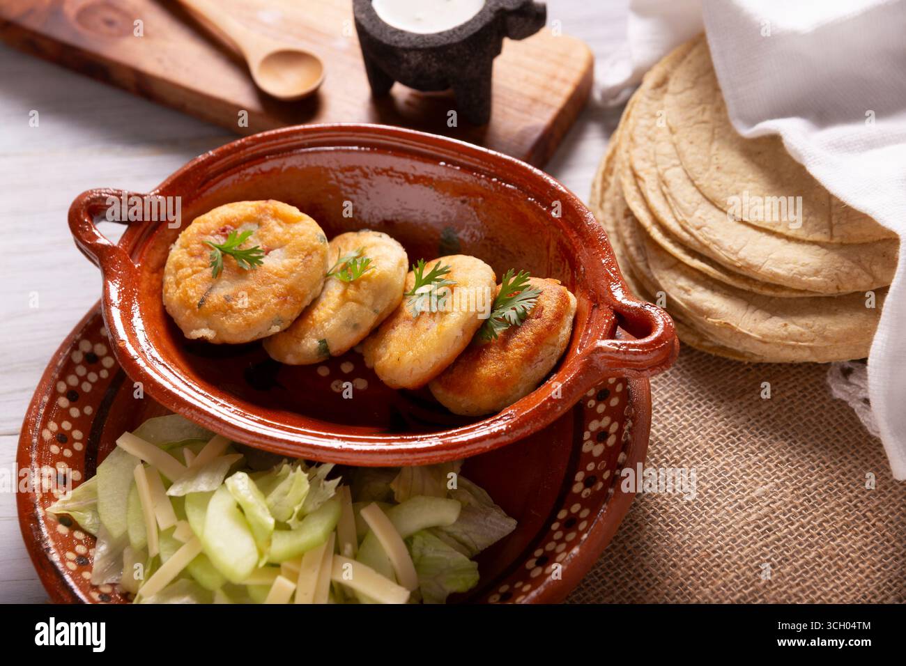 Kartoffelkuchen, ein sehr beliebtes hausgemachtes Gericht in vielen Ländern, in der traditionellen mexikanischen Küche sind sie als „Tortitas de Papa“ bekannt, es ist einfach, schnell Stockfoto