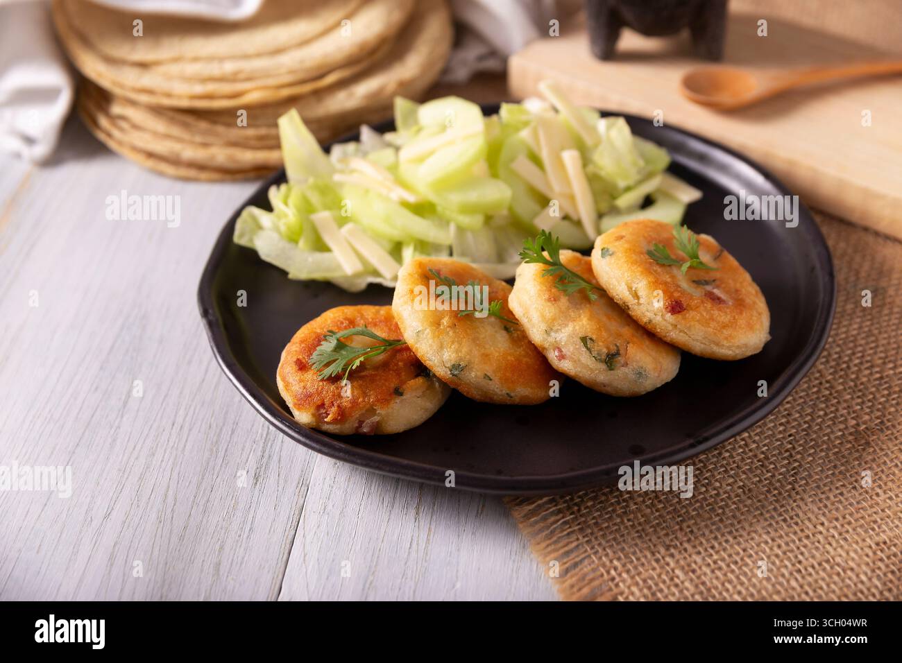 Kartoffelkuchen, ein sehr beliebtes hausgemachtes Gericht in vielen Ländern, in der traditionellen mexikanischen Küche sind sie als „Tortitas de Papa“ bekannt, es ist einfach, schnell Stockfoto