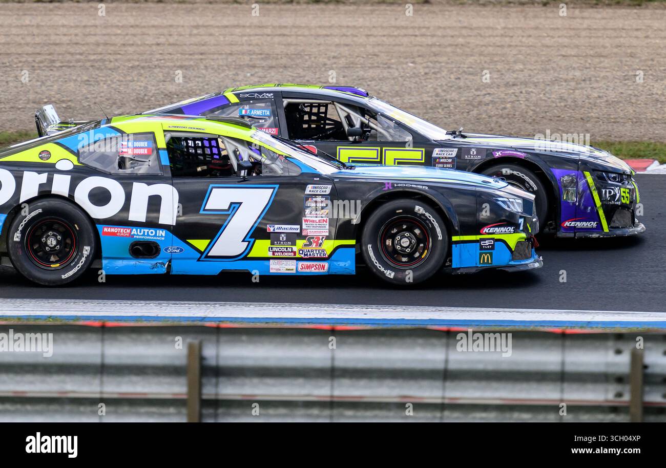 Most, Tschechische Republik. 30. August 2025. Das EuroNASCAR Pro-Rennen der NASCAR Euro Series fand am 30. August 2025 in der Tschechischen Republik statt. Von links: Martin Doubek aus der Tschechischen Republik von Hendriks Motorsport und Valerio Marzi aus Italien vom Meisterclub-Wettkampfteam. Quelle: Ondrej Hajek/CTK Photo/Alamy Live News Stockfoto
