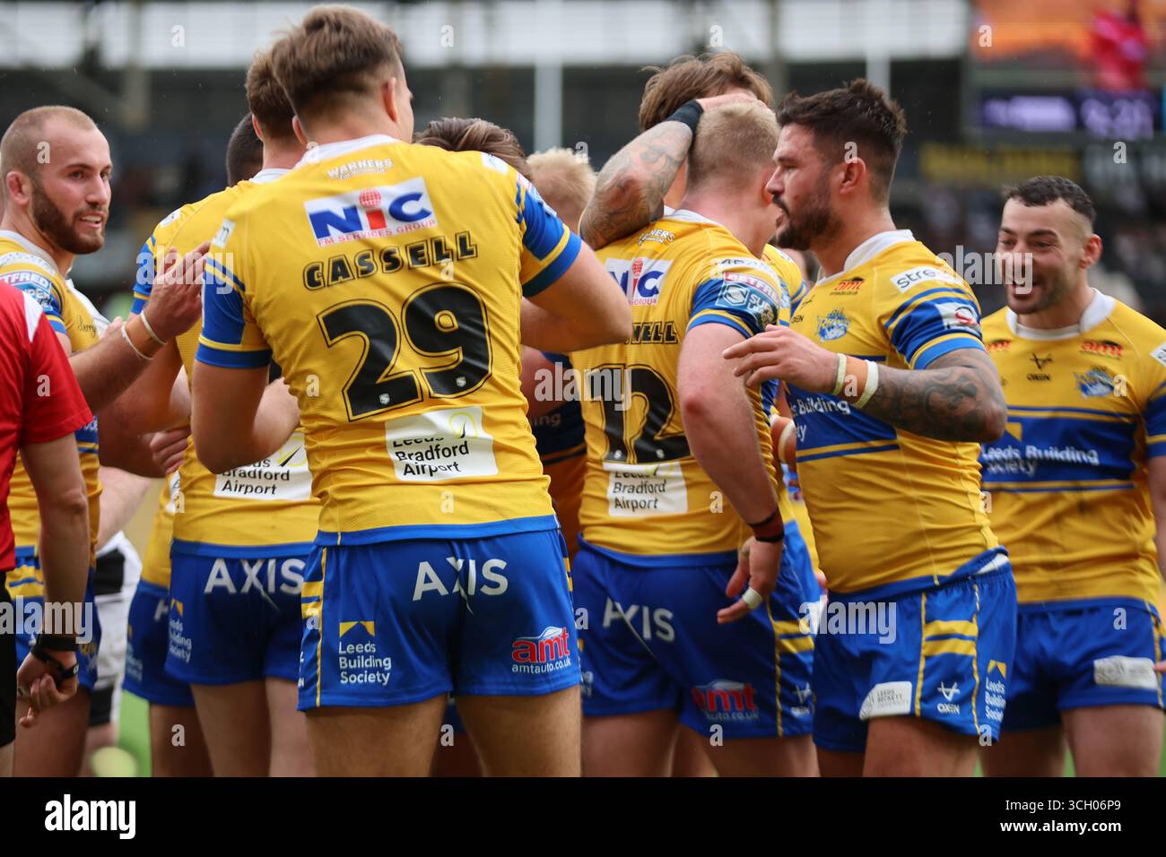 Rumpf, Großbritannien. 30. August 2025. MKM Stadium, West Park, Hull, East Yorkshire, 30. August 2025. Betfred Super League Hull FC gegen Leeds Rhinos James McDonnell von Leeds Rhinos feiert mit seinen Teamkollegen Credit: Touchlinepics/Alamy Live News den Versuch gegen Hull FC Stockfoto