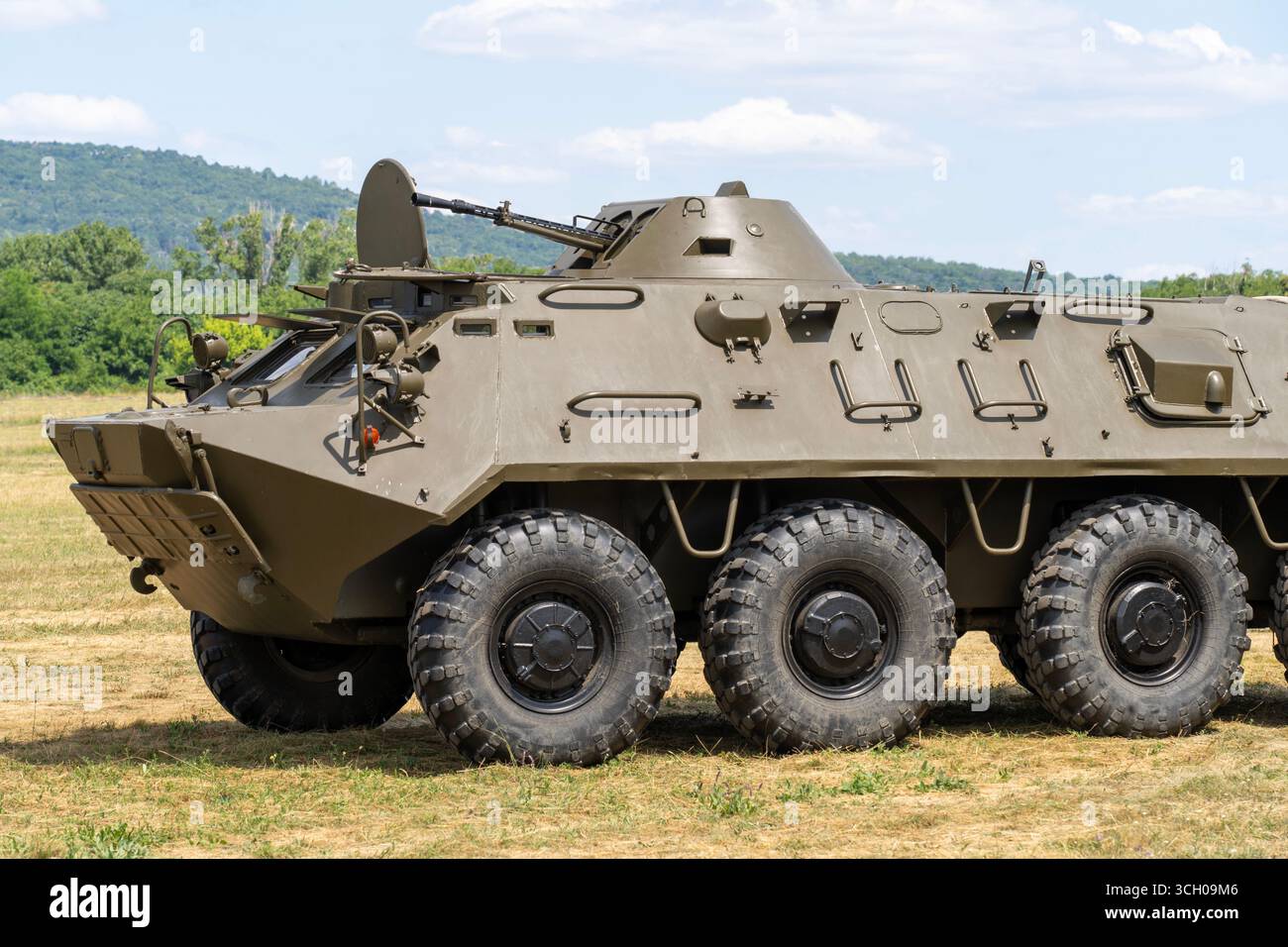 Ein russischer BTR-80 gepanzerter Personalträger in grüner Tarnung Stockfoto