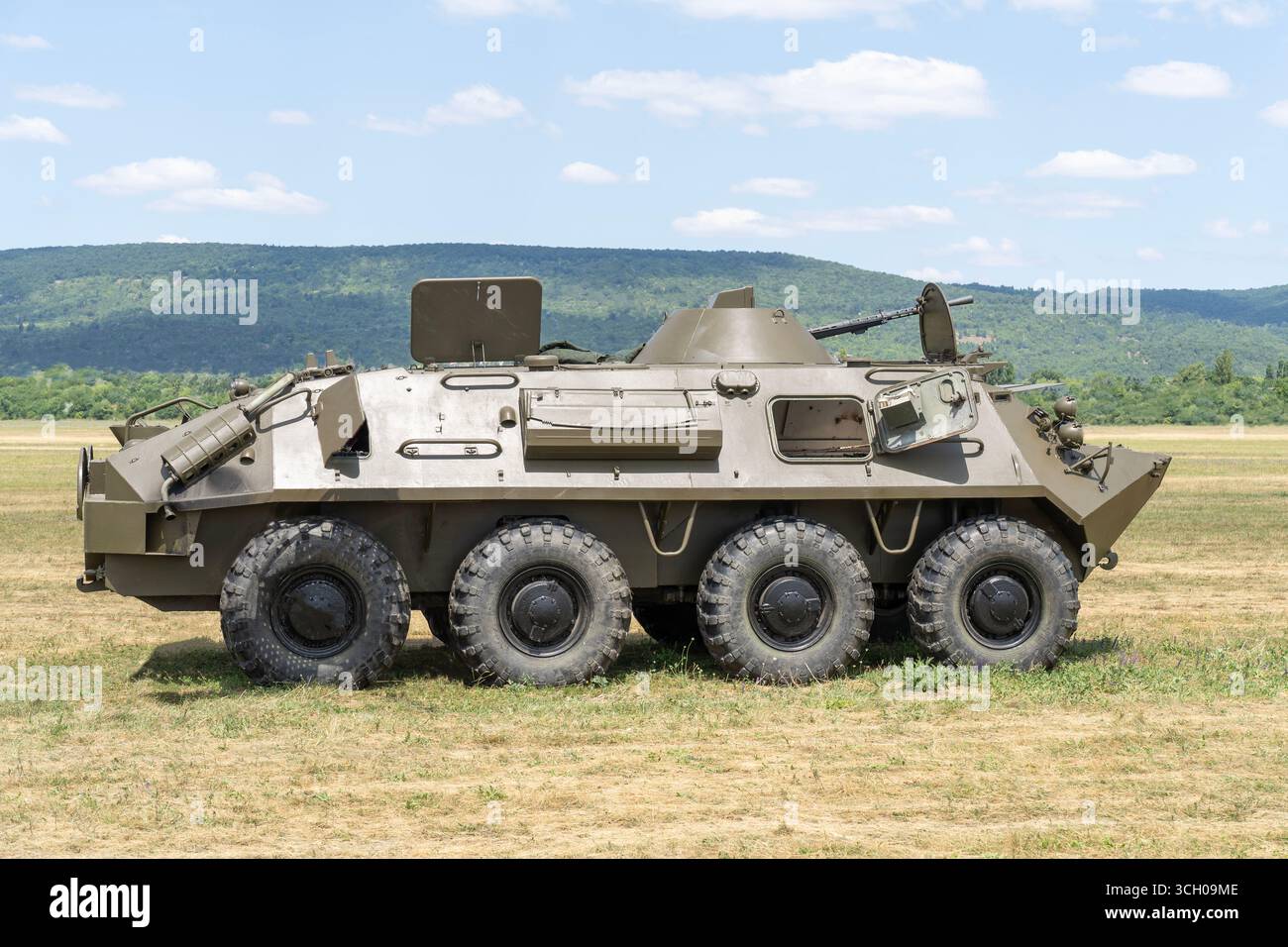 Ein russischer BTR-80 gepanzerter Personalträger in grüner Tarnung Stockfoto