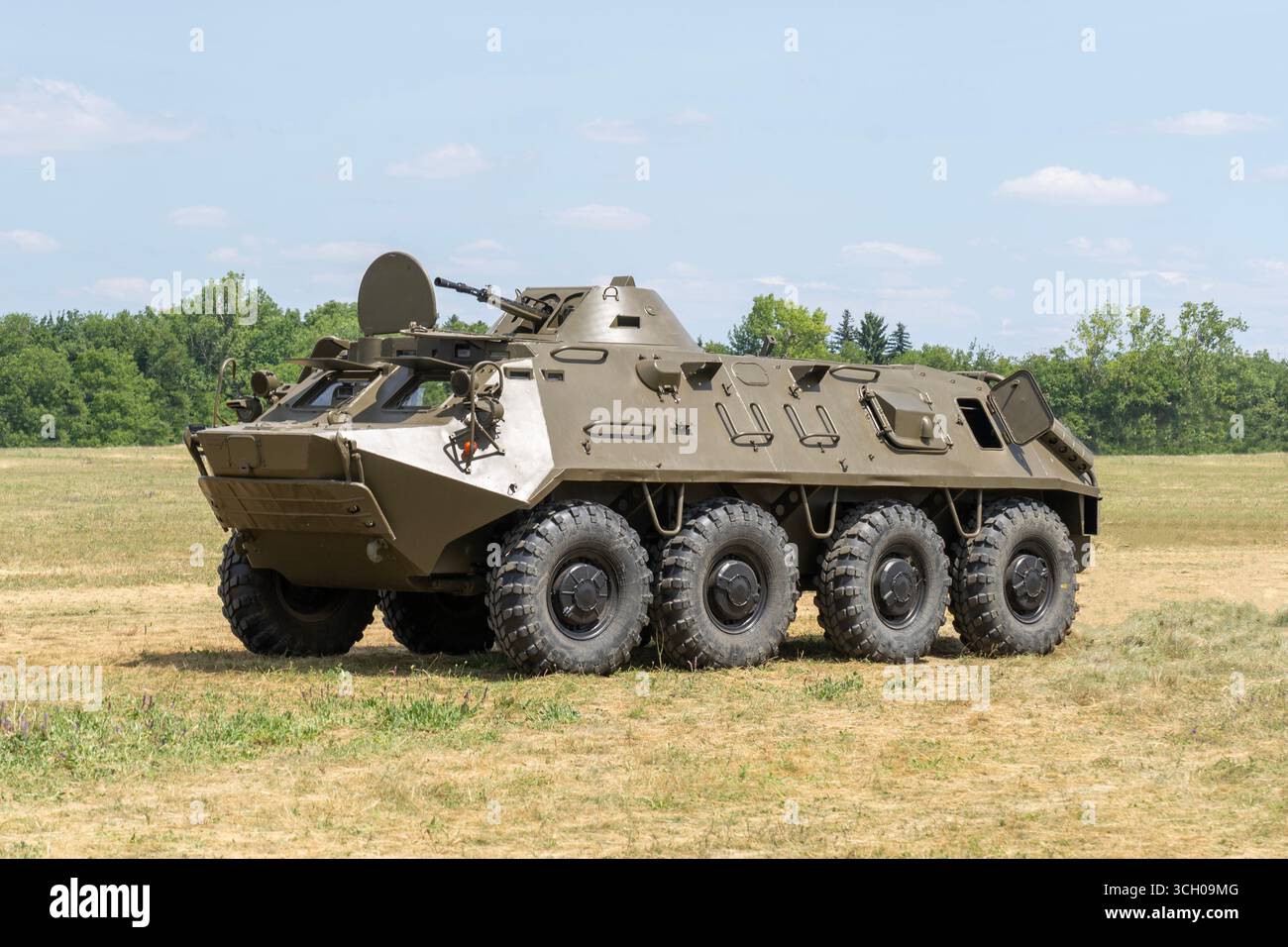 Ein russischer BTR-80 gepanzerter Personalträger in grüner Tarnung Stockfoto