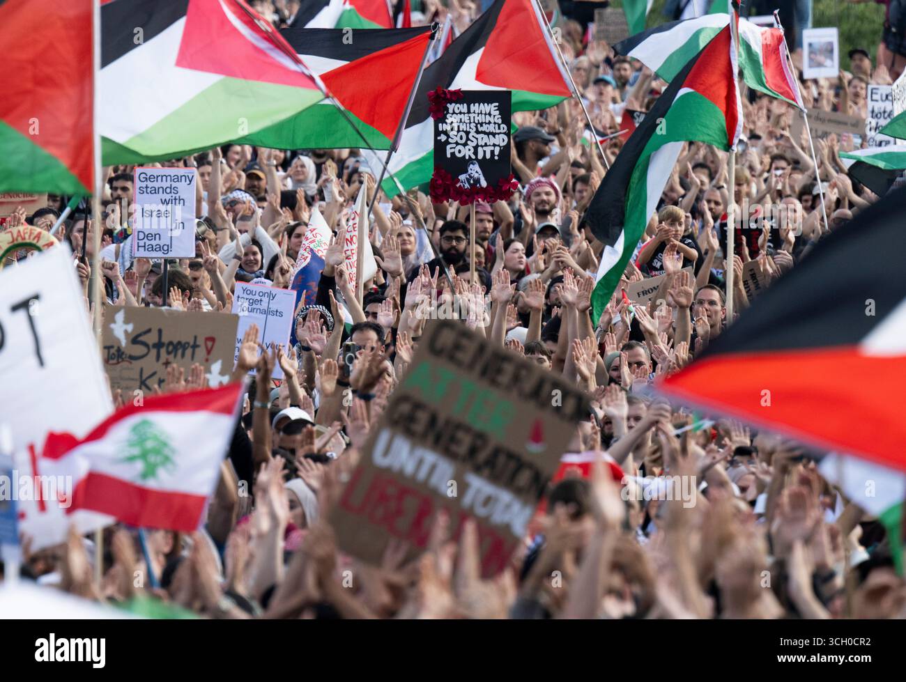 30. August 2025, Hessen, Frankfurt/Main: Mehrere tausend Menschen nehmen an der Demonstration "United 4 Gaza" in Solidarität mit Palästinensern in der Frankfurter Innenstadt teil. Für die Kundgebung war eine landesweite Mobilisierung organisiert worden. Foto: Boris Roessler/dpa Stockfoto