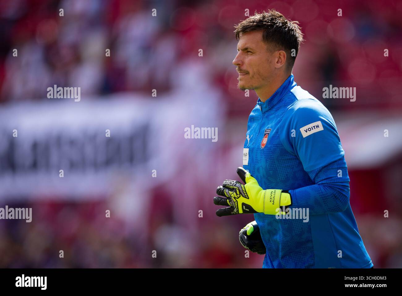Leipzig, Deutschland. 30. August 2025. Torhüter Kevin Muller vom FC Heidenheim war beim Bundesliga-Spiel zwischen RB Leipzig und FC Heidenheim in der Red Bull Arena in Leipzig dabei. Quelle: Gonzales Photo/Alamy Live News Stockfoto