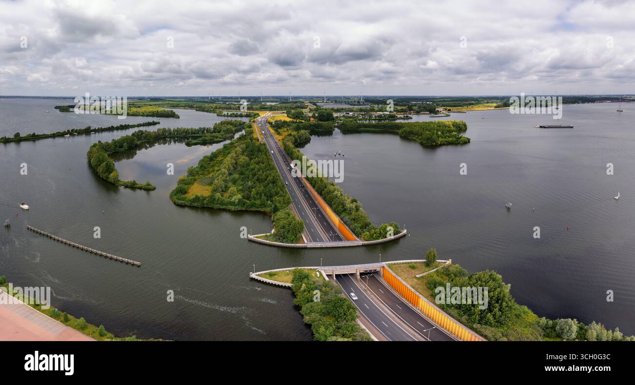 Eine Drohnenansicht des schiffbaren Veluwemeer Aquädukts in Flevoland in den Niederlanden bei Hardwijk Stockfoto