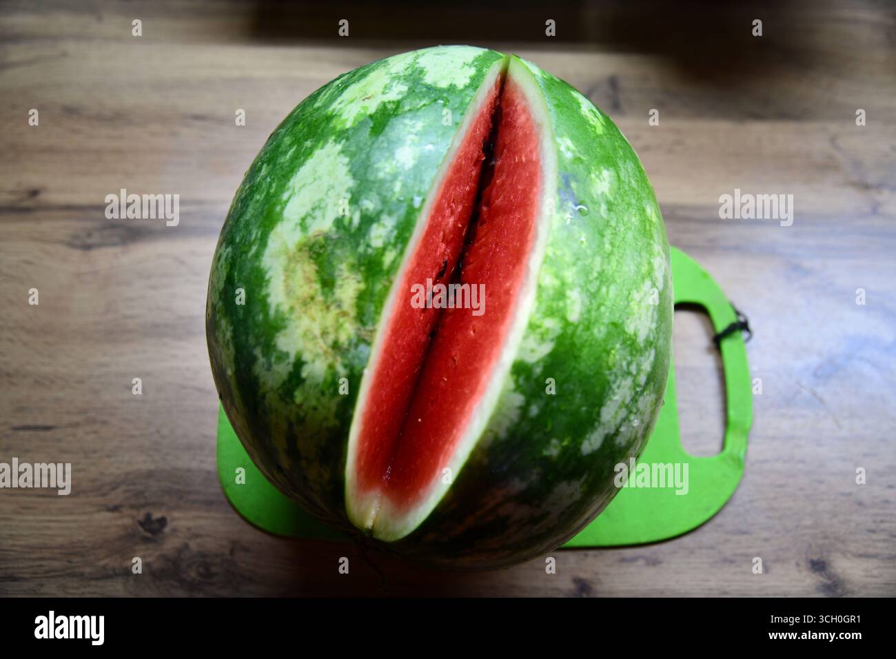 Frisch geschnittene Wassermelone auf braunem Holztischhintergrund Stockfoto