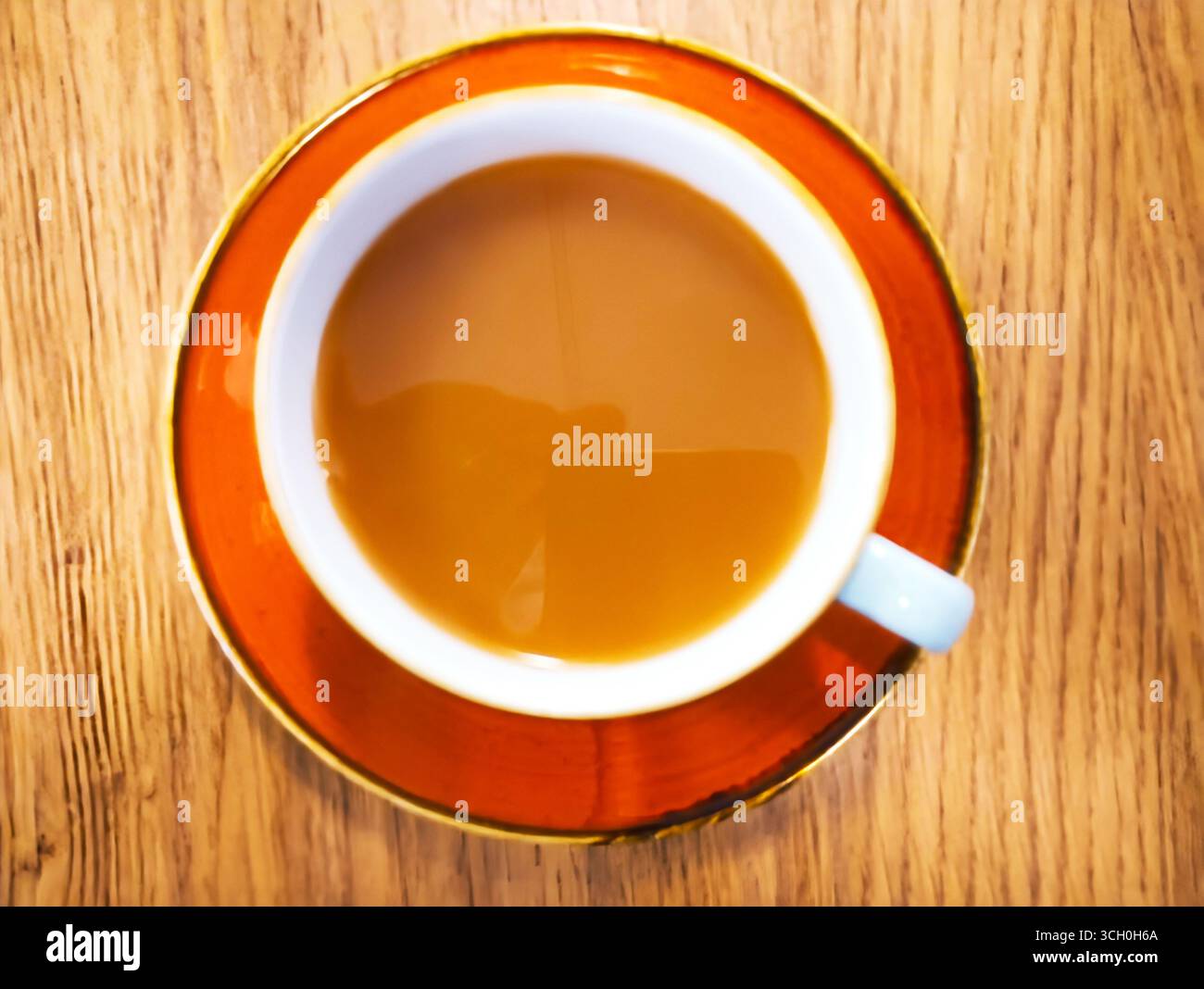 Blick auf eine Tasse Tee in einer bunten Tasse und Untertasse Stockfoto