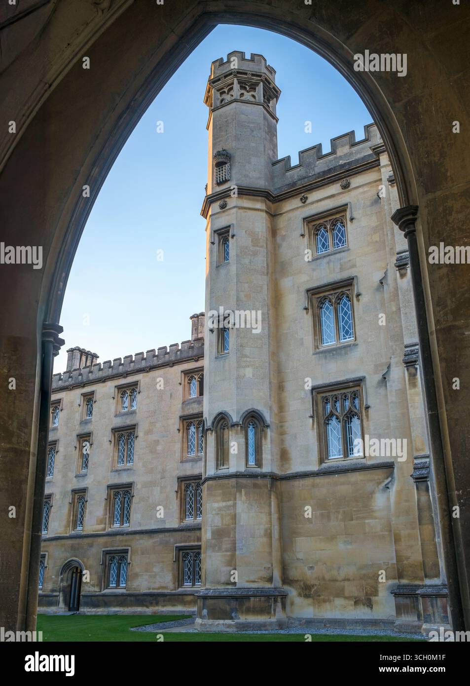 Die Architektur eines Elite English University College im Gothic Revival, eingerahmt durch einen Bogengang im Licht Eines Sommerabends Stockfoto