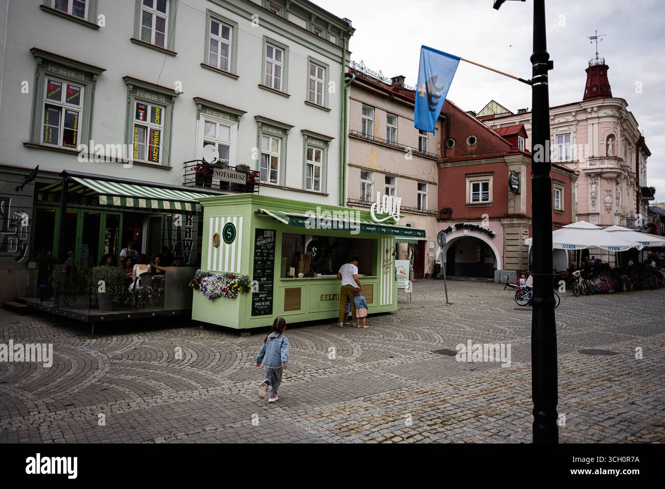 Przemysl, Polen - 23. August 2025: Charmanter, geschäftiger Platz in Przemysl, Polen mit Geschäften, Architektur und lebhafter Atmosphäre. Stockfoto