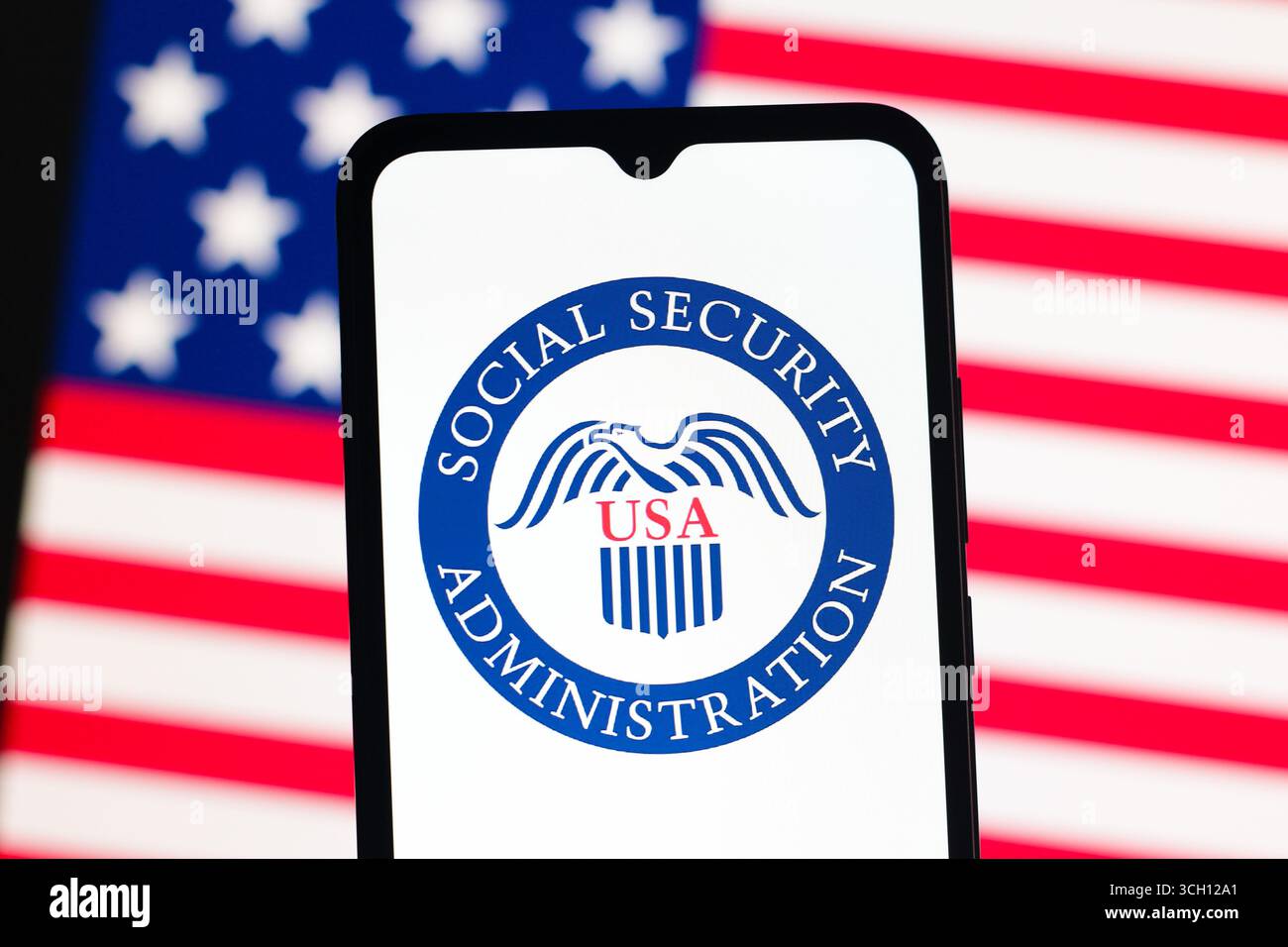 In dieser Abbildung wird das Logo der United States Social Security Administration (SSA) auf einem Smartphone-Bildschirm angezeigt. Stockfoto In dieser Abbildung wird das Logo der United States Social Security Administration (SSA) auf einem Smartphone-Bildschirm angezeigt. Stockfoto