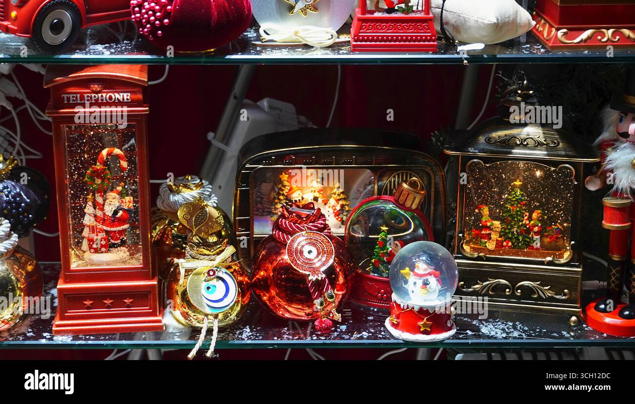 Weihnachtsdekorationen in einem Schaufenster in Athen, Griechenland Stockfoto