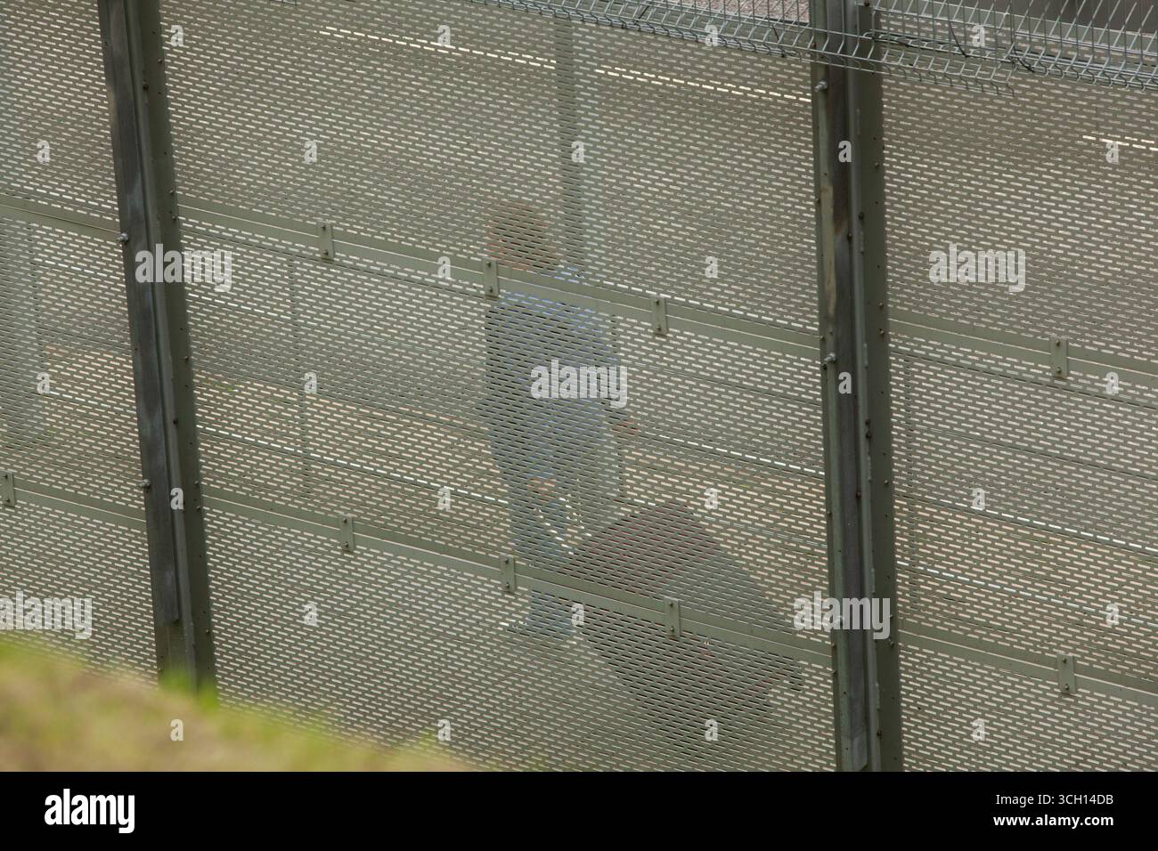 Narva, Estland, 30. August 2025: Fußgänger überqueren die Grenze zwischen Estland und Russland auf der Freundschaftsbrücke über den Fluss Narva. Russische Staatsbürger können Estland nur einreisen, wenn sie unmittelbare Familienangehörige besuchen, die estnische Staatsbürger sind oder einen ständigen Wohnsitz haben. Da Narva jedoch seit der sowjetischen Besatzung nach der Bombardierung der Stadt im Jahr 1944 über 95 % russischsprachige Bevölkerung hat, wird geschätzt, dass täglich über 1000 Menschen die Überquerung nutzen. Quelle: Anna Watson/Alamy Live News Stockfoto