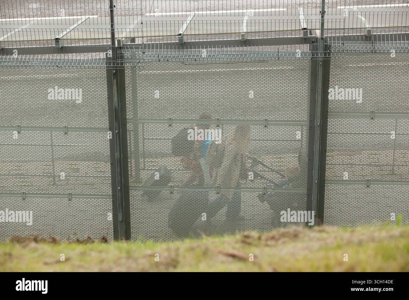 Narva, Estland, 30. August 2025: Fußgänger überqueren die Grenze zwischen Estland und Russland auf der Freundschaftsbrücke über den Fluss Narva. Russische Staatsbürger können Estland nur einreisen, wenn sie unmittelbare Familienangehörige besuchen, die estnische Staatsbürger sind oder einen ständigen Wohnsitz haben. Da Narva jedoch seit der sowjetischen Besatzung nach der Bombardierung der Stadt im Jahr 1944 über 95 % russischsprachige Bevölkerung hat, wird geschätzt, dass täglich über 1000 Menschen die Überquerung nutzen. Quelle: Anna Watson/Alamy Live News Stockfoto