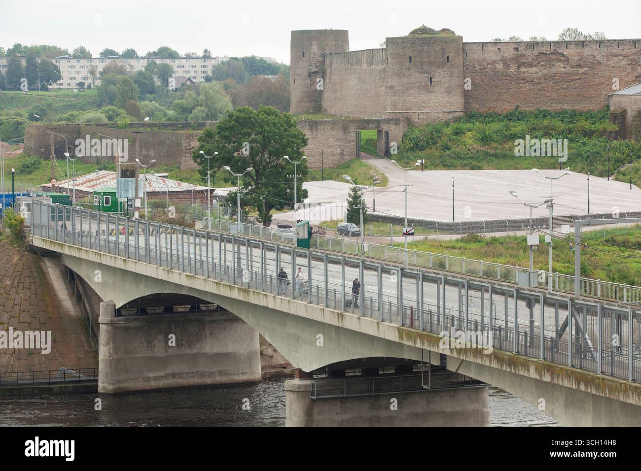 Narva, Estland, 30. August 2025: Fußgänger überqueren die Grenze zwischen Estland und Russland auf der Freundschaftsbrücke über den Fluss Narva. Russische Staatsbürger können Estland nur einreisen, wenn sie unmittelbare Familienangehörige besuchen, die estnische Staatsbürger sind oder einen ständigen Wohnsitz haben. Da Narva jedoch seit der sowjetischen Besatzung nach der Bombardierung der Stadt im Jahr 1944 über 95 % russischsprachige Bevölkerung hat, wird geschätzt, dass täglich über 1000 Menschen die Überquerung nutzen. Quelle: Anna Watson/Alamy Live News Stockfoto
