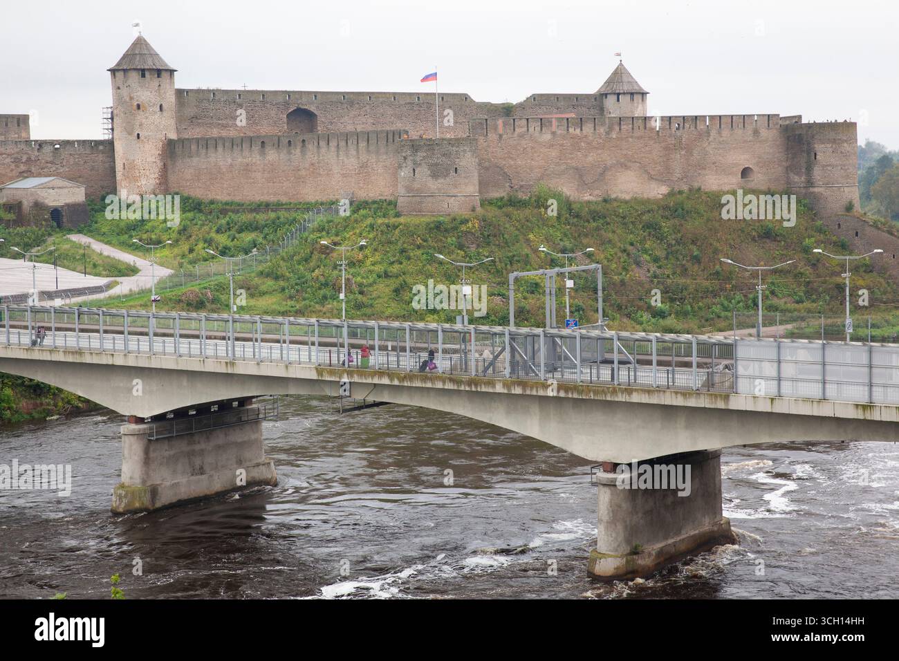 Narva, Estland, 30. August 2025: Fußgänger überqueren die Grenze zwischen Estland und Russland auf der Freundschaftsbrücke über den Fluss Narva. Russische Staatsbürger können Estland nur einreisen, wenn sie unmittelbare Familienangehörige besuchen, die estnische Staatsbürger sind oder einen ständigen Wohnsitz haben. Da Narva jedoch seit der sowjetischen Besatzung nach der Bombardierung der Stadt im Jahr 1944 über 95 % russischsprachige Bevölkerung hat, wird geschätzt, dass täglich über 1000 Menschen die Überquerung nutzen. Quelle: Anna Watson/Alamy Live News Stockfoto