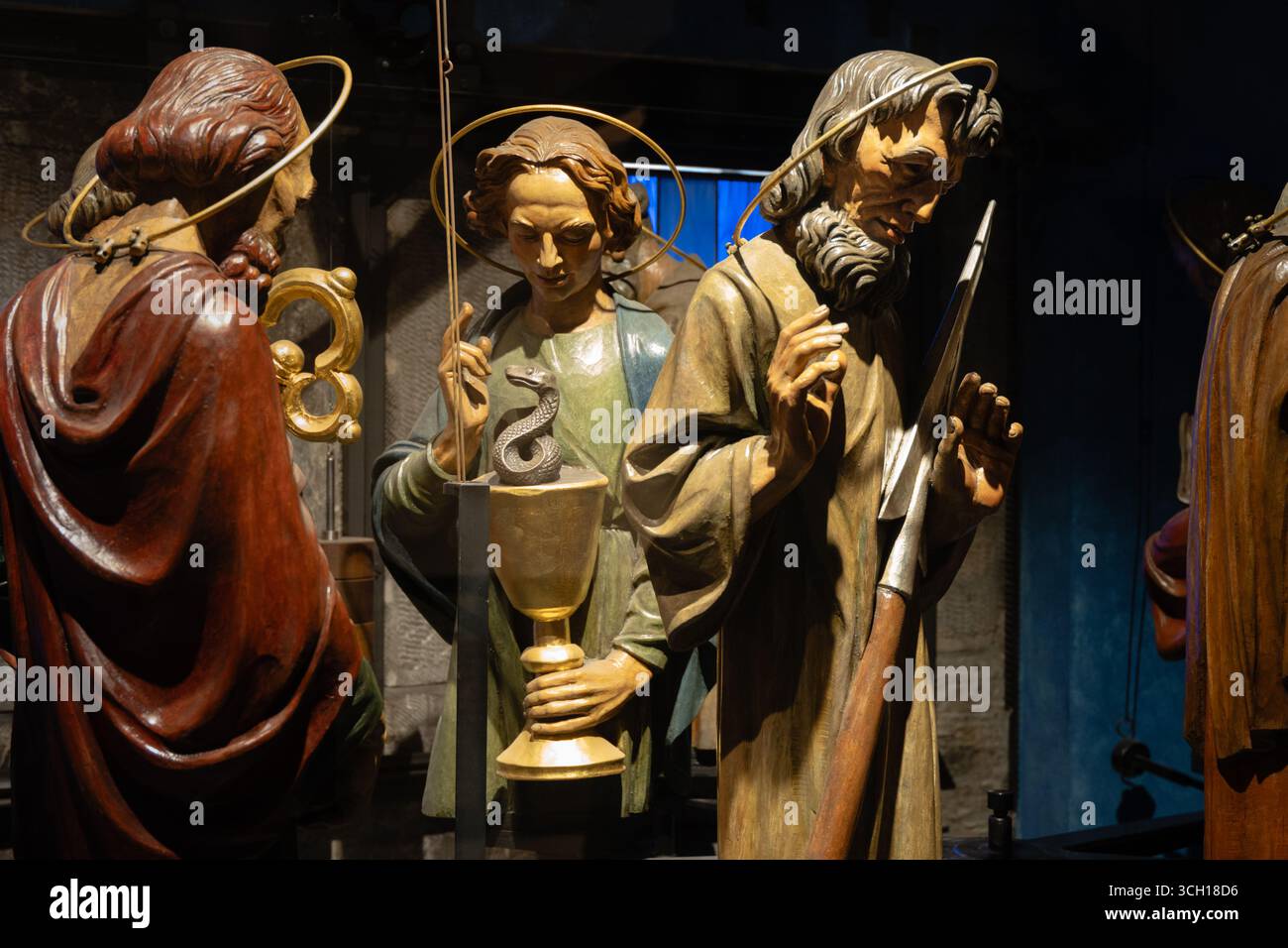 Holzstatuen der Apostel auf der Altstädter Uhr in Prag, Tschechische Republik. Stockfoto