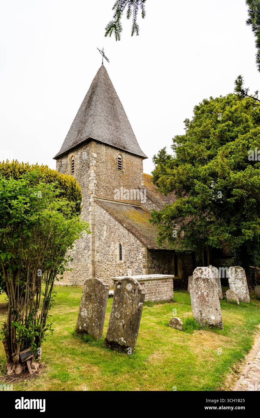 St. Peter's Church and Graveyard, historische normannische Architektur in der Nähe von Monk's House, in dem die Schriftstellerin Virginia Woolf lebte, in East Sussex, Großbritannien. Stockfoto
