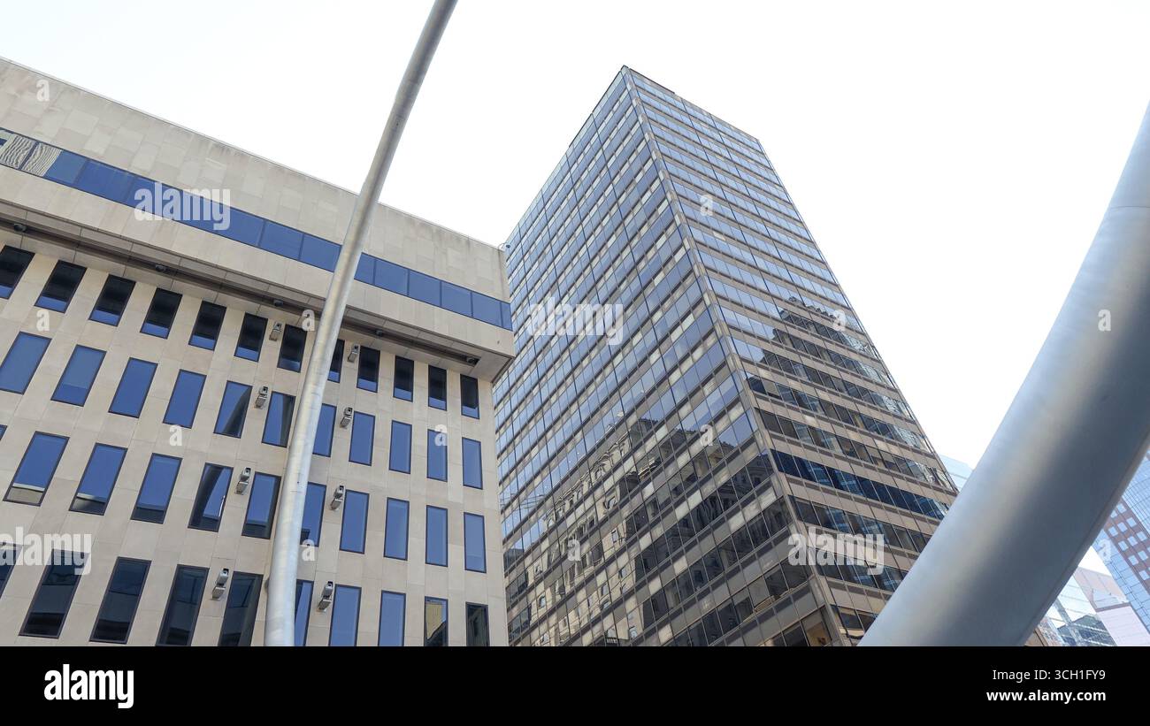 Montreal QC, Kanada - 20. Juli 2025: Die Ringskulptur am Place Ville Marie in Montreal, umgeben von zeitgenössischen Gebäuden, hebt die Stadt hervor Stockfoto