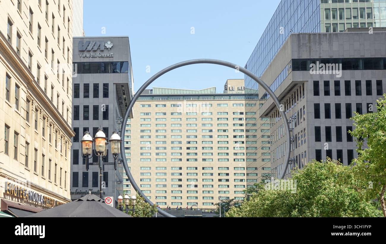 Montreal QC, Kanada - 20. Juli 2025: Die Ringskulptur am Place Ville Marie in Montreal, umrahmt von zeitgenössischen Gebäuden und lebhafter urbaner Atmosphäre Stockfoto