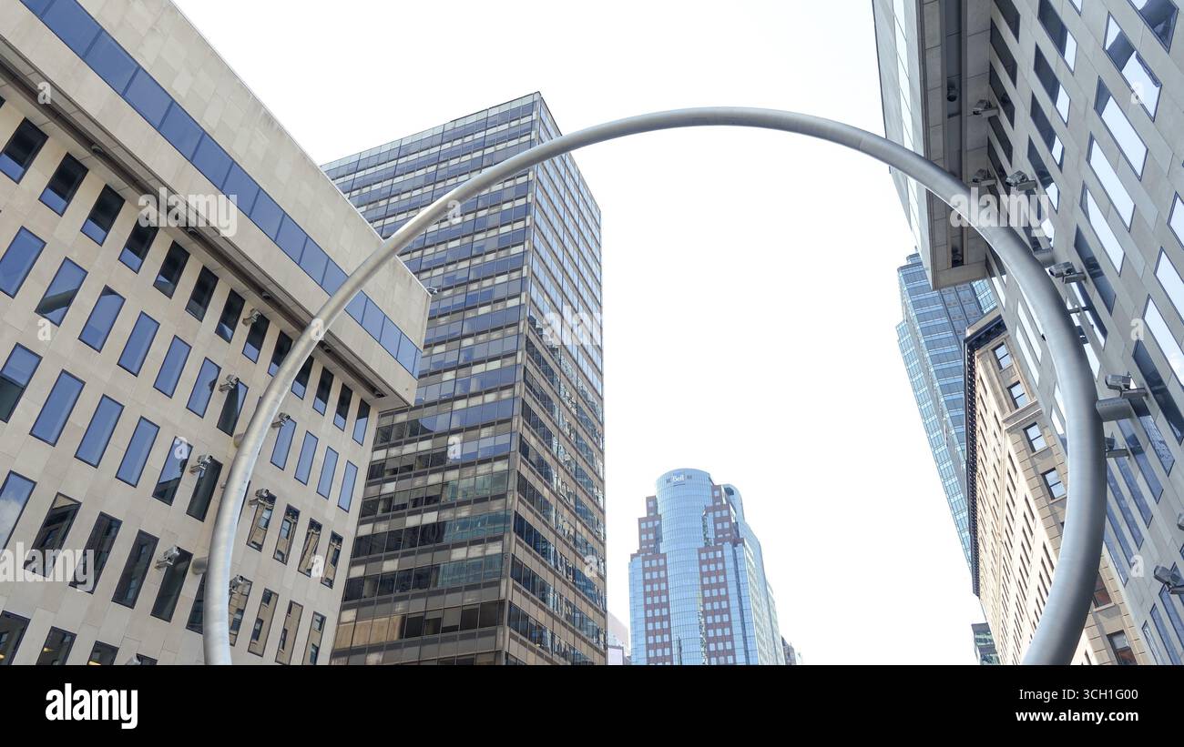 Montreal QC, Kanada - 20. Juli 2025: Die Ringskulptur am Place Ville Marie in Montreal, umgeben von eleganten Gebäuden, hebt die städtische Kreativität hervor Stockfoto
