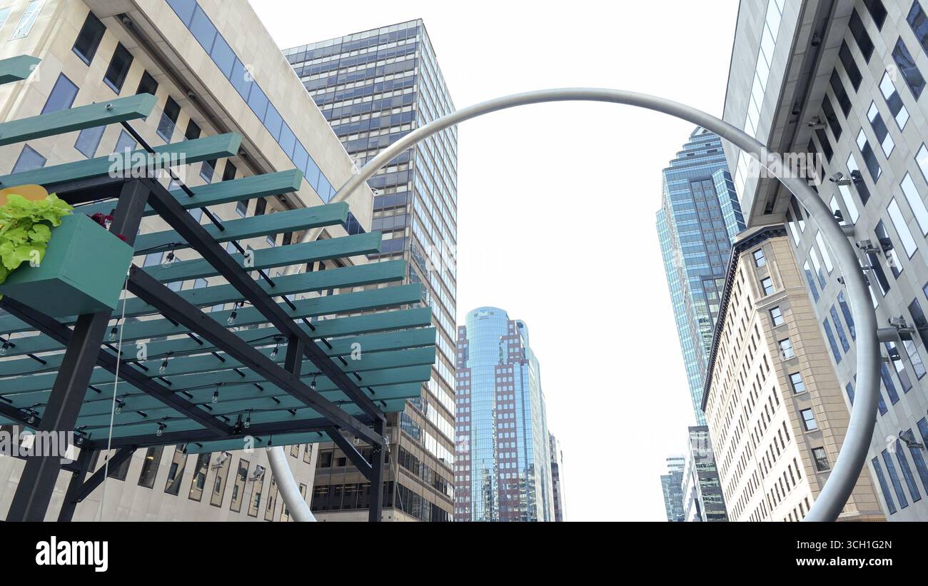 Montreal QC, Kanada - 20. Juli 2025: Die Ringskulptur am Place Ville Marie in Montreal, umrahmt von zeitgenössischen Gebäuden, beleuchtet urbane Kunst und A Stockfoto