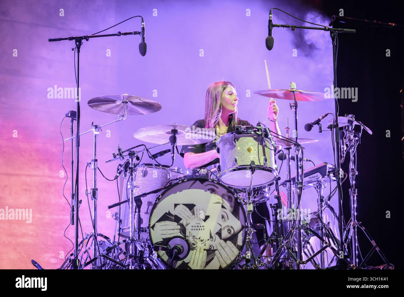 Rom, Italien. 30. August 2025. Audrey Tait von der schottischen Rockband Franz Ferdinand tritt live im Konzert während des Musikfestivals „Roma Summer fest 2025“ im Auditorium Parco della Musica am 30. August 2025 in Rom auf. Credit: Live Media Publishing Group/Alamy Live News Stockfoto