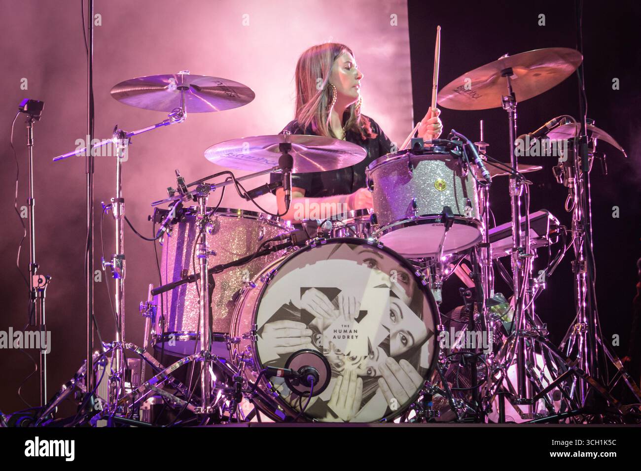 Rom, Italien. 30. August 2025. Audrey Tait von der schottischen Rockband Franz Ferdinand tritt live im Konzert während des Musikfestivals „Roma Summer fest 2025“ im Auditorium Parco della Musica am 30. August 2025 in Rom auf. Credit: Live Media Publishing Group/Alamy Live News Stockfoto