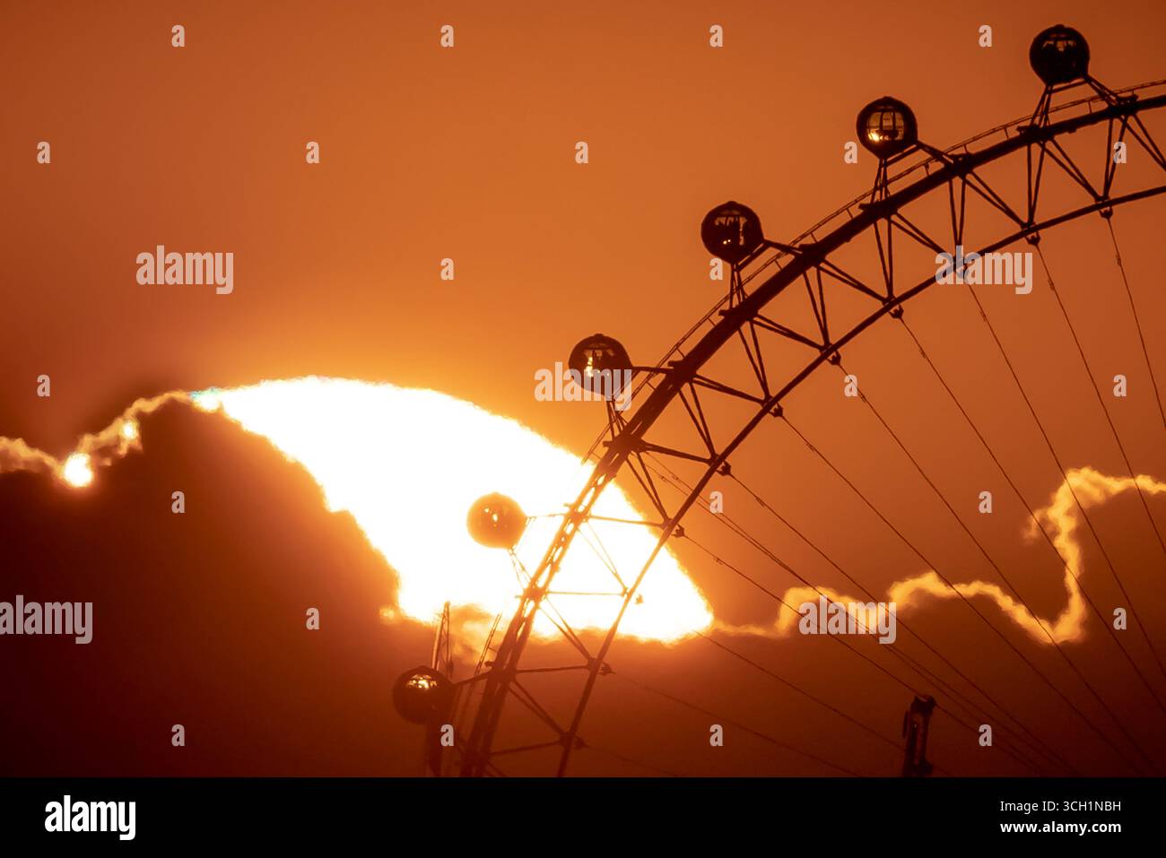 London, Großbritannien. August 2025. Wetter in Großbritannien: Dramatischer Sonnenuntergang über der Stadt am Freitagabend in der Nähe des London Eye-Riesenrads, während Großbritannien von einer kommenden September-Hitzewelle getroffen wird, wobei die Temperaturen im Süden auf fast 30 °C steigen Guy Corbishley/Alamy Live News Stockfoto
