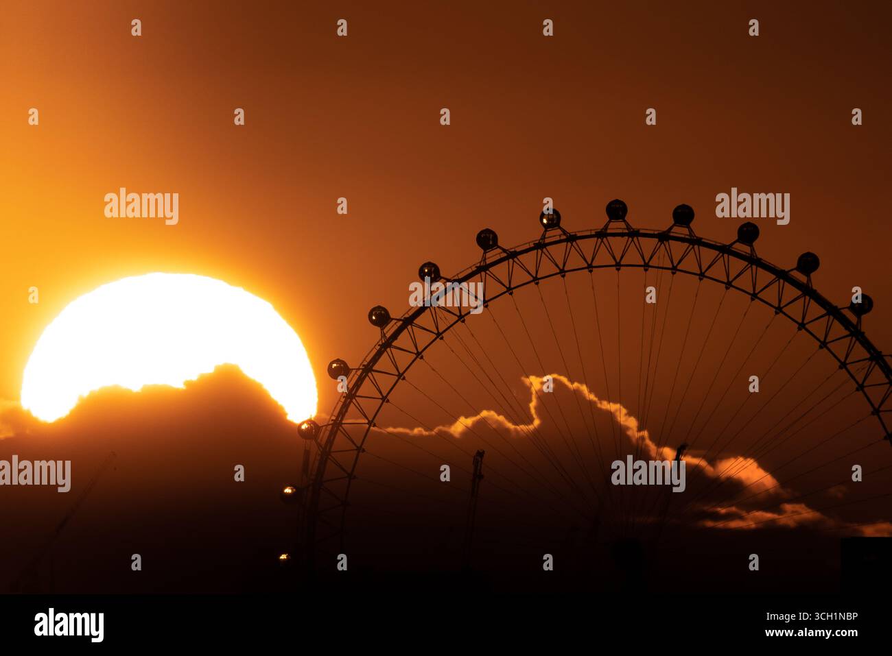 London, Großbritannien. August 2025. Wetter in Großbritannien: Dramatischer Sonnenuntergang über der Stadt am Freitagabend in der Nähe des London Eye-Riesenrads, während Großbritannien von einer kommenden September-Hitzewelle getroffen wird, wobei die Temperaturen im Süden auf fast 30 °C steigen Guy Corbishley/Alamy Live News Stockfoto