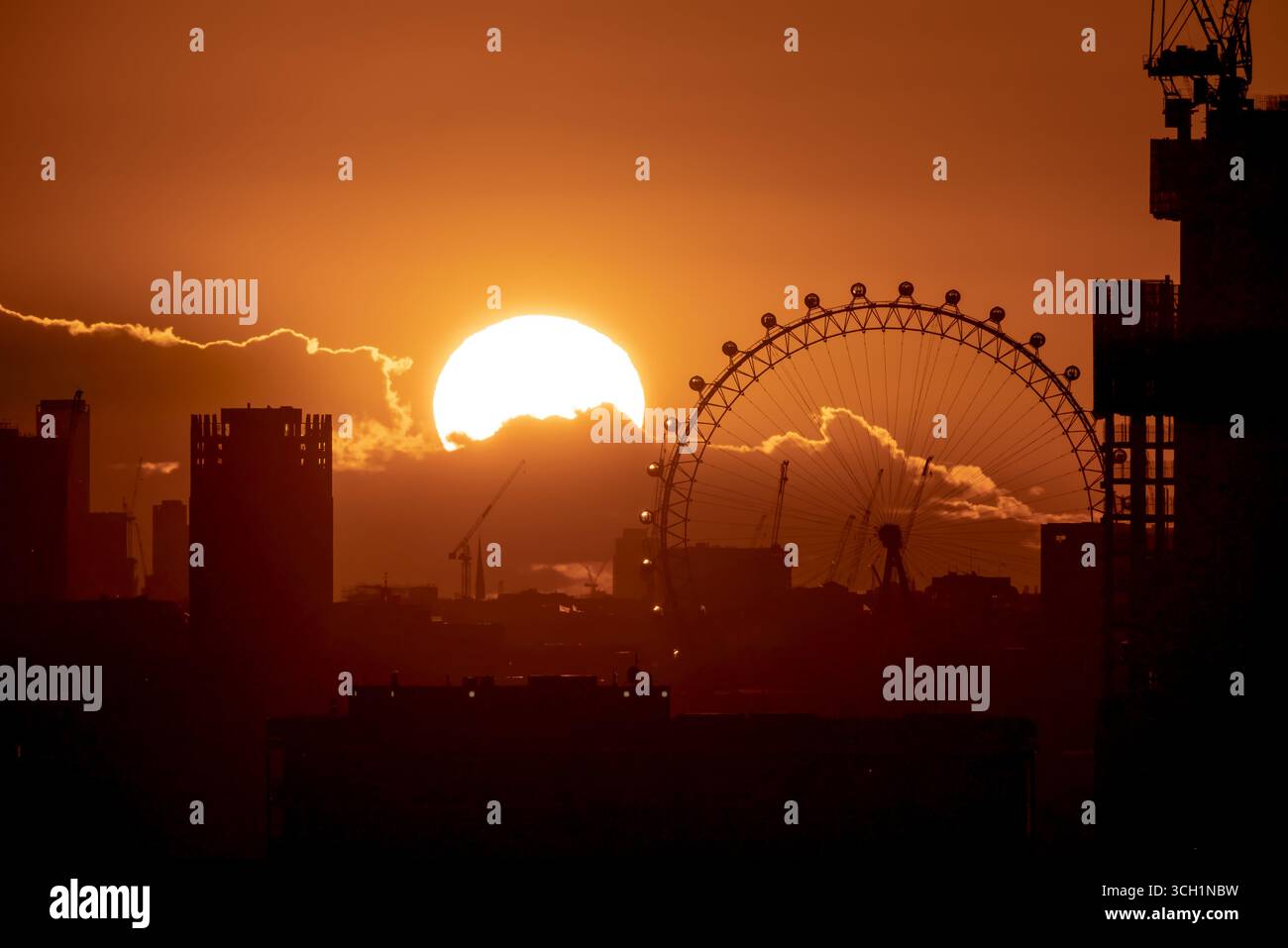 London, Großbritannien. August 2025. Wetter in Großbritannien: Dramatischer Sonnenuntergang über der Stadt am Freitagabend in der Nähe des London Eye-Riesenrads, während Großbritannien von einer kommenden September-Hitzewelle getroffen wird, wobei die Temperaturen im Süden auf fast 30 °C steigen Guy Corbishley/Alamy Live News Stockfoto