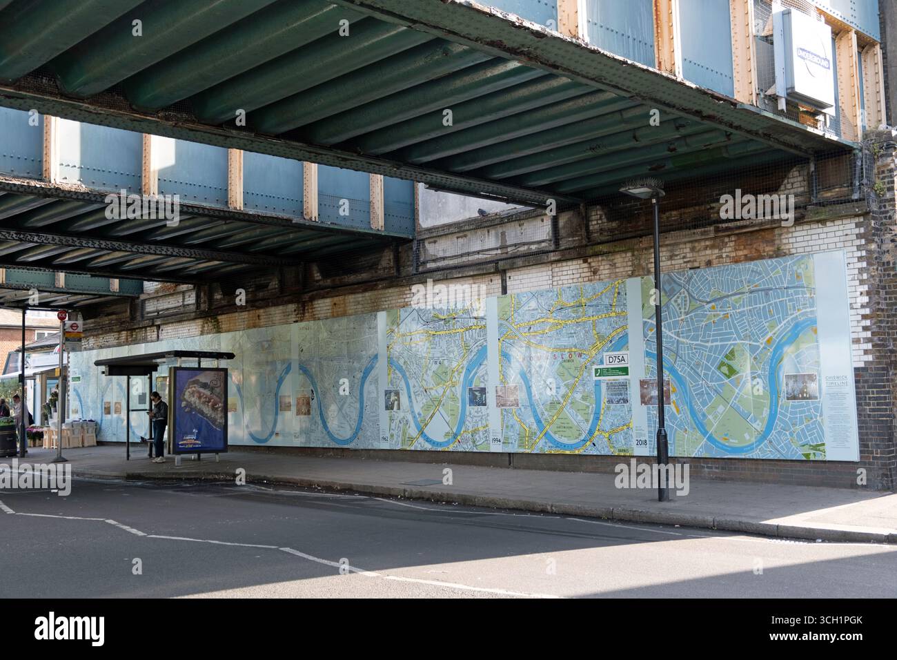 The Chiswick Timeline ein öffentliches Kunstprojekt bestehend aus einem großen Wandgemälde mit 16 historischen Karten und Kunstwerken lokaler Künstler, Chiswick London Stockfoto