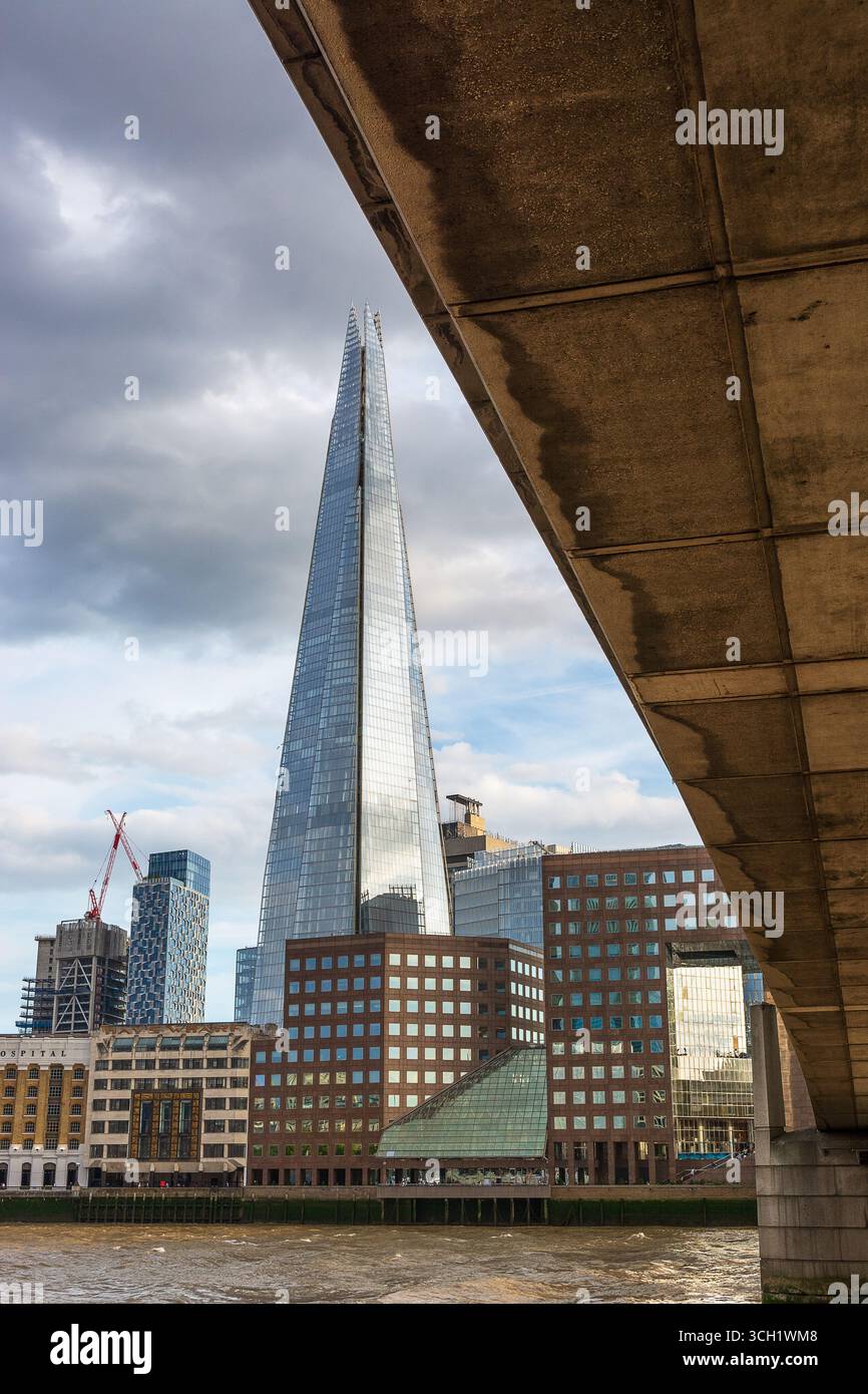 Die Shard, die South Bank und die London Bridge, Southwark, London, England. Stockfoto