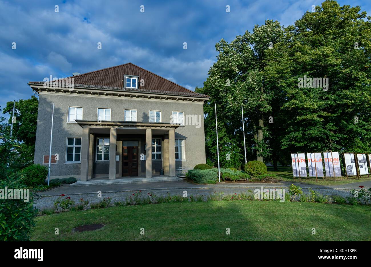 Museum Berlin-Karlshorst, Vorderansicht ohne Inschrift, historische Kapitulationsstätte des Zweiten Weltkriegs, Deutschland. Stockfoto