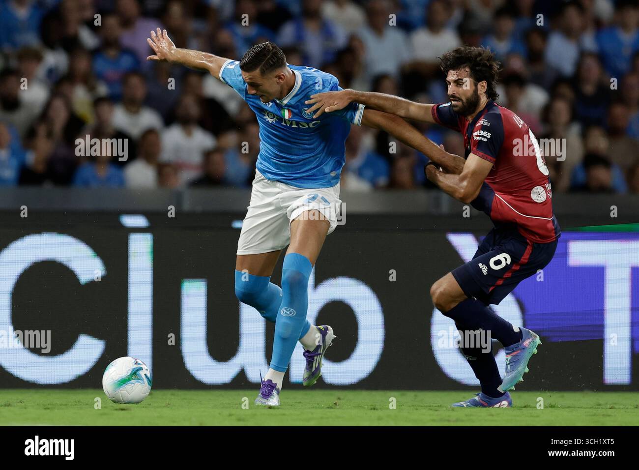 Cagliaris italienischer Verteidiger Sebastiano Luperto tritt am 30. August 2025 im Diego Armando Maradona Stadion in Neapel gegen Cagliari gegen den SSC Napoli in der Serie A an. Stockfoto