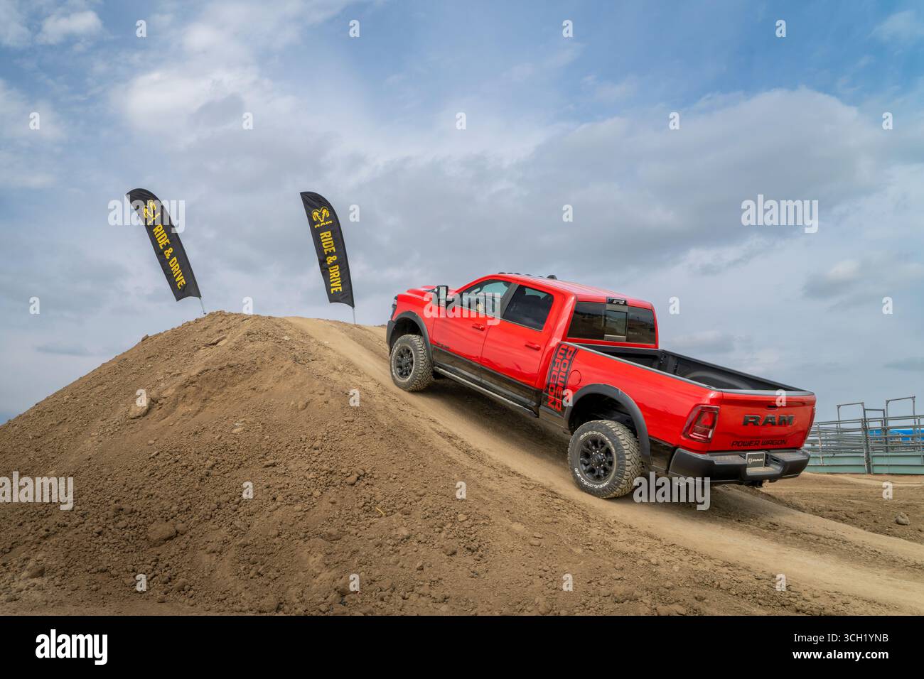 Loveland, CO, USA – 22. August 2025: RAM Power Wagon Pickup-Truck auf staubigem Gelände. Stockfoto