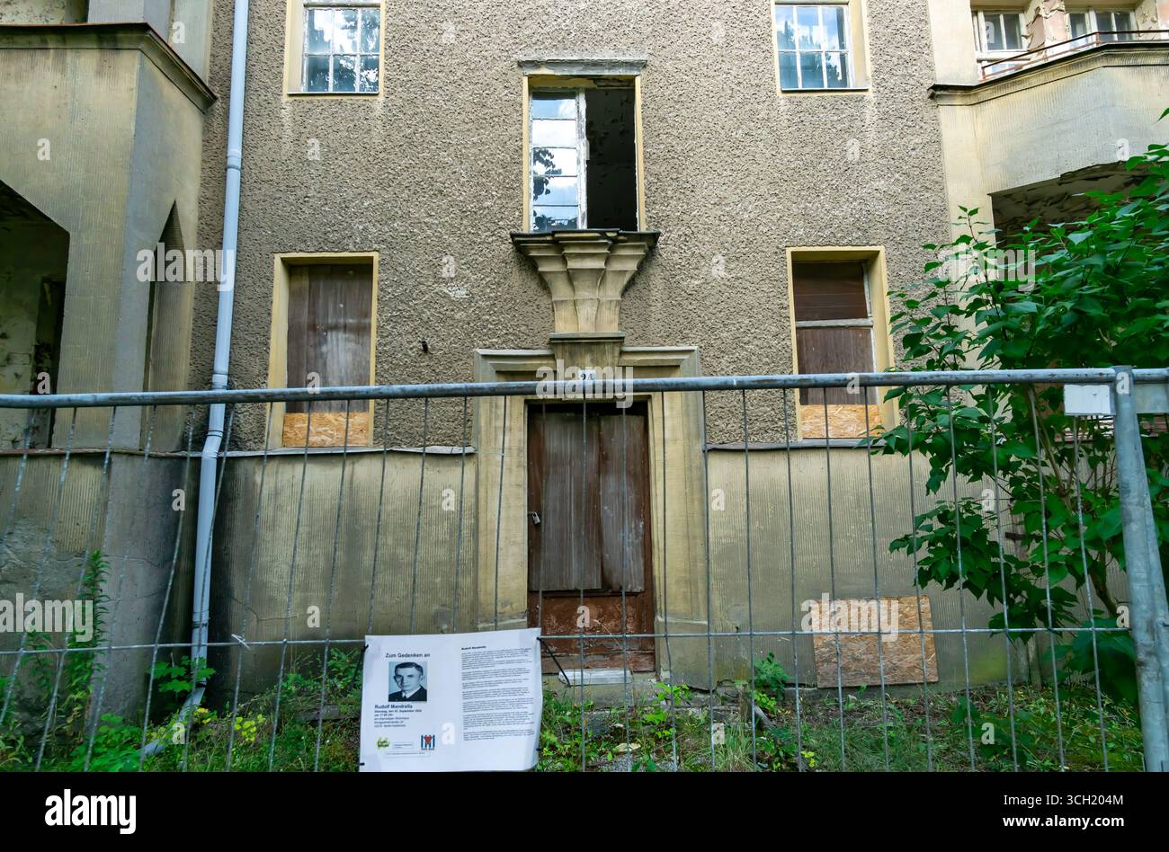 An Bord des sowjetischen Gebäudes in Karlshorst, Berlin, mit einer Gedenkfeier für Rudolf Mandrella in der Königswinterstraße 24. Stockfoto