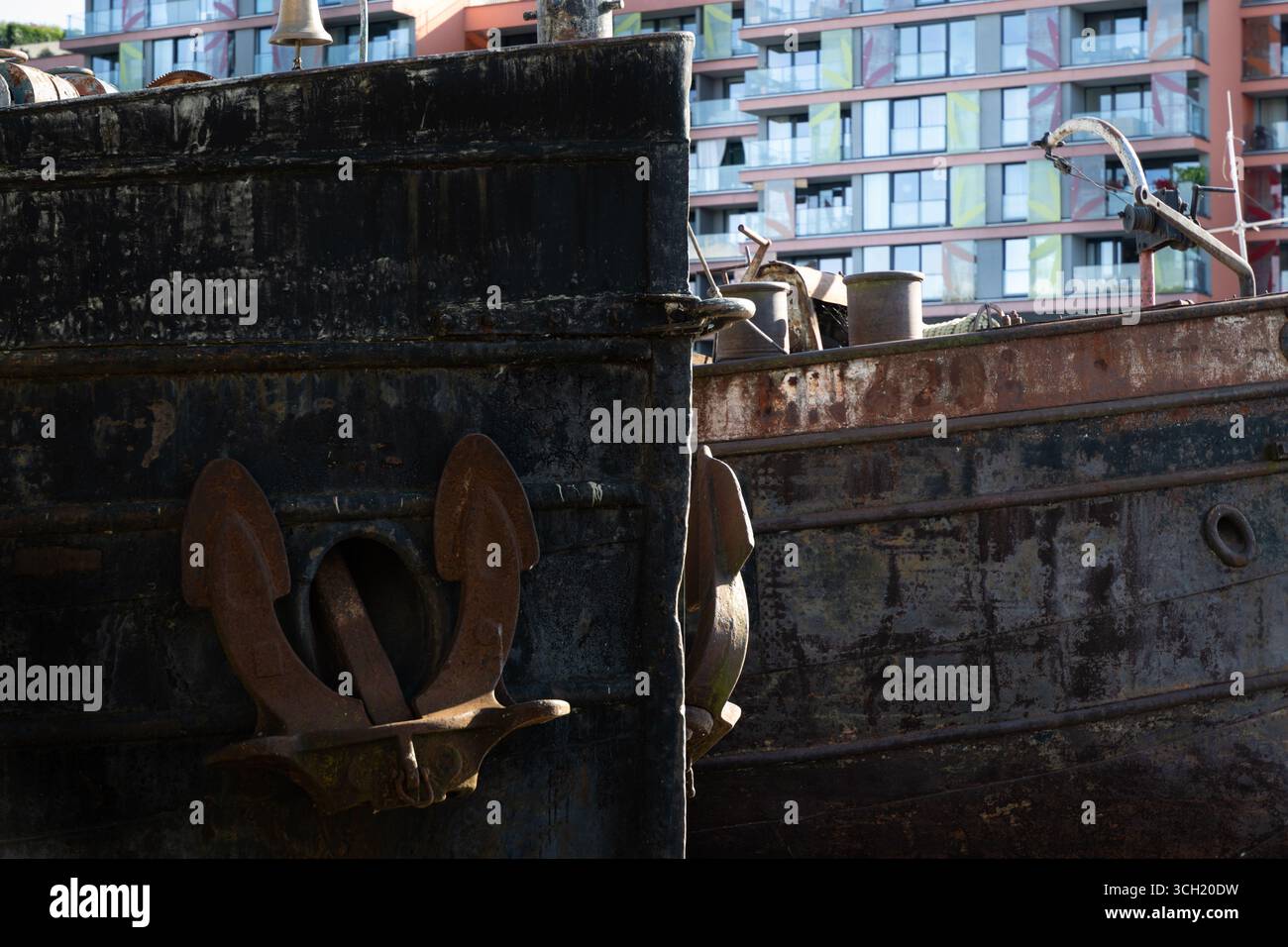 Neu gebaute Apartmenthäuser mit Blick auf den Prager Hafen Holešovice. Stockfoto