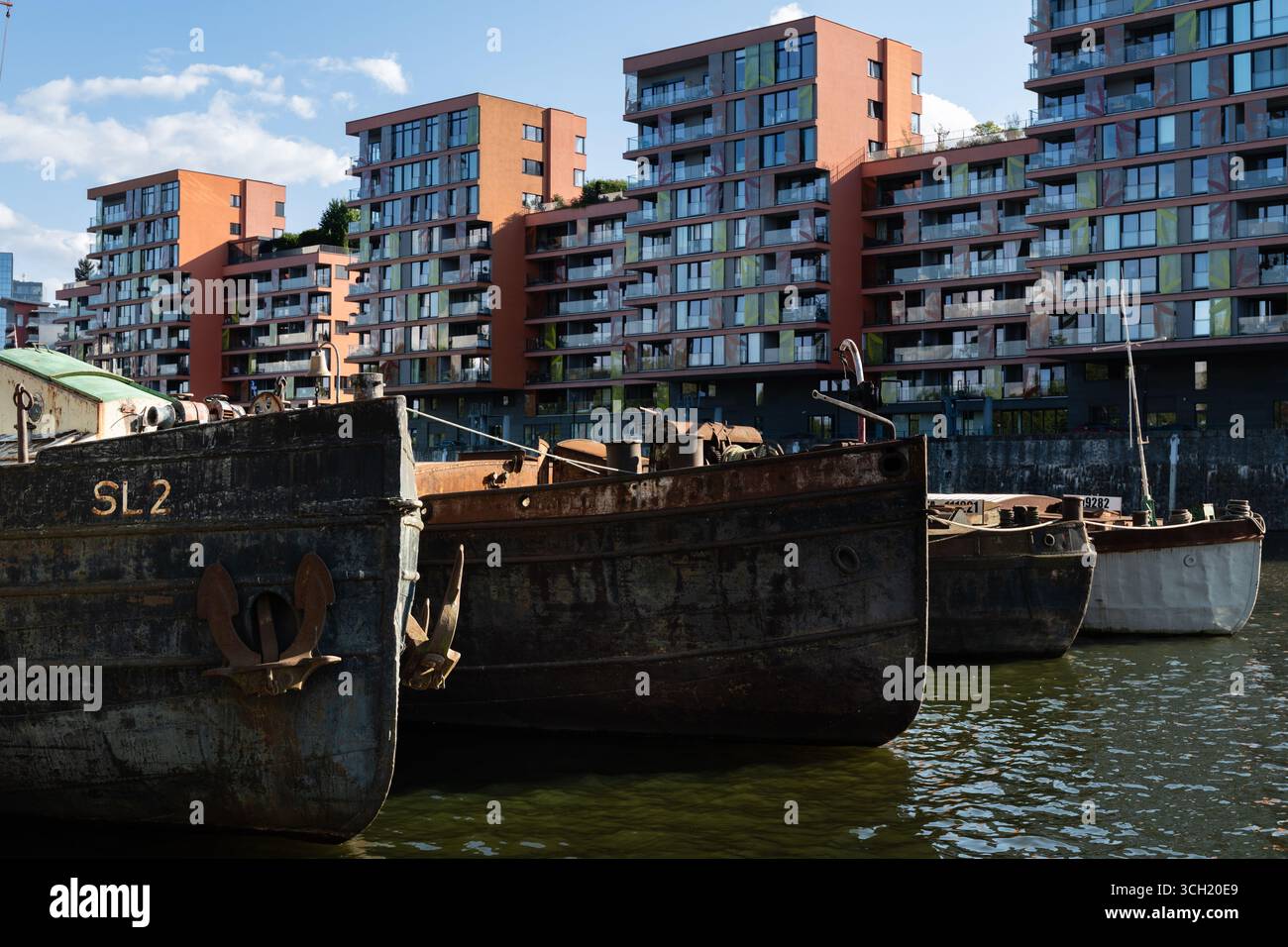 Neu gebaute Apartmenthäuser mit Blick auf den Prager Hafen Holešovice. Stockfoto