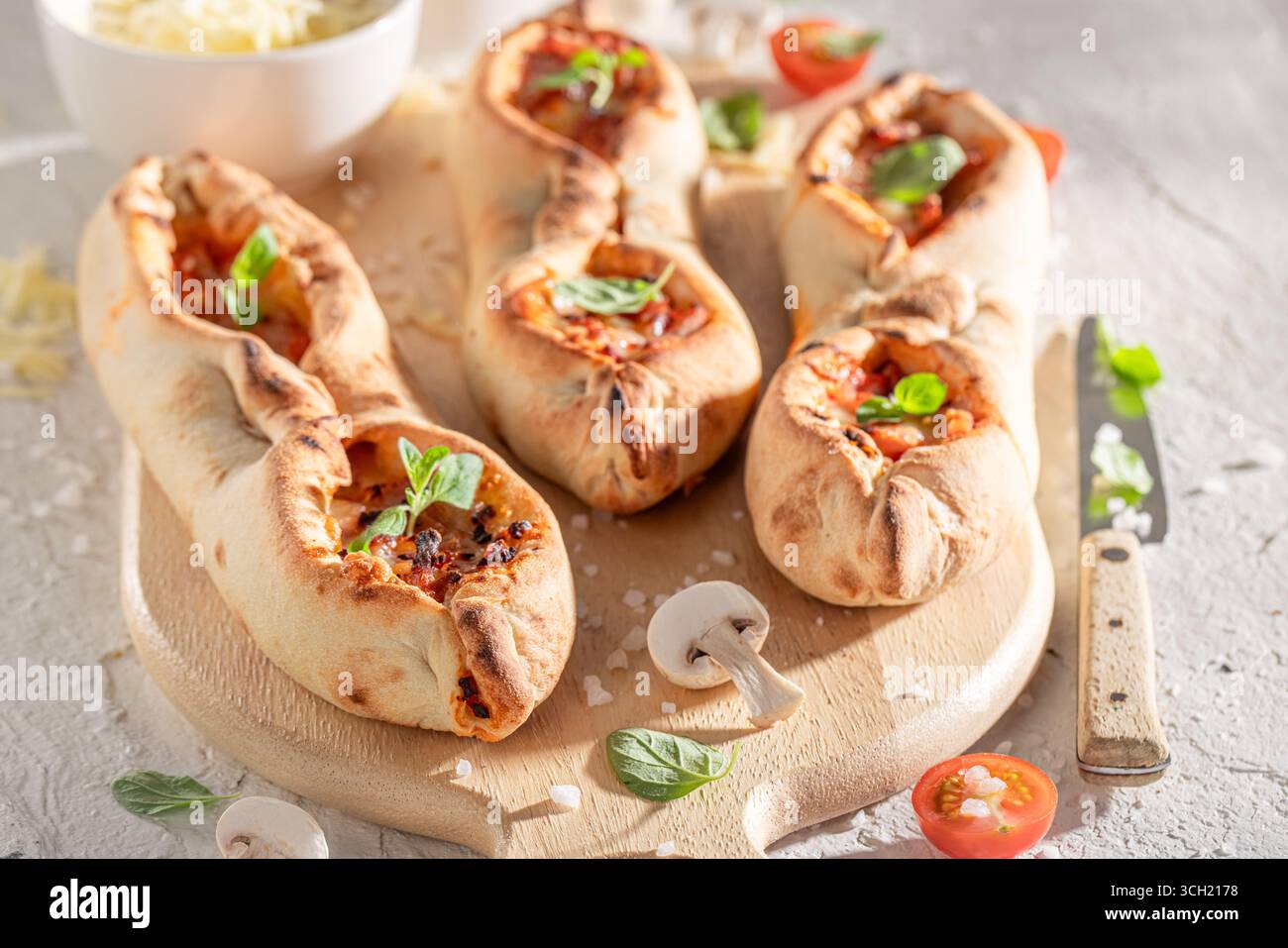 Vegetarische Fruste Margherita mit Tomatensauce und Mozzarella. Fruchtig mit Käse und Tomaten. Stockfoto